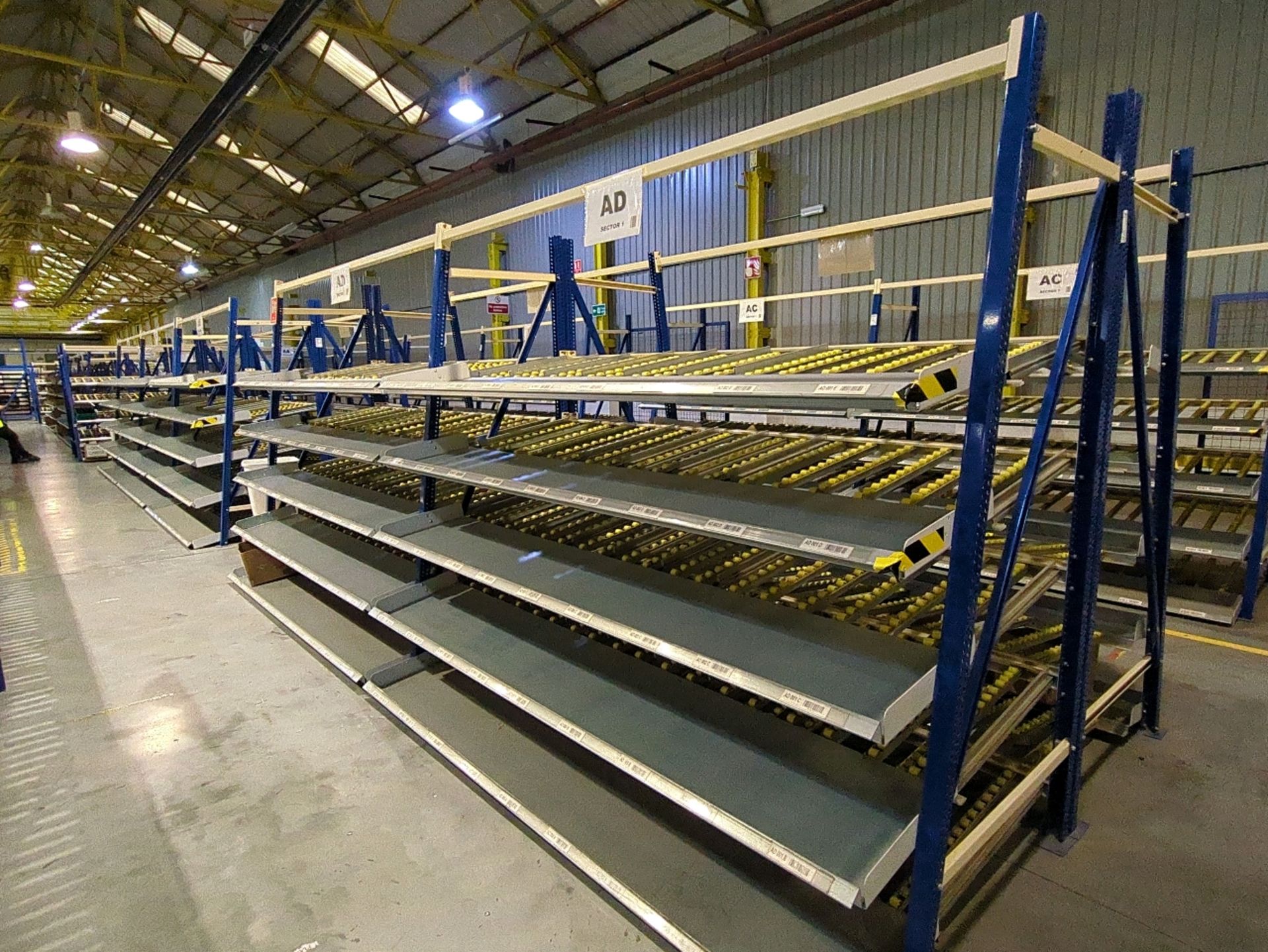 A Run Of 4 Bays Of Back To Back Flow Racks - Image 3 of 10