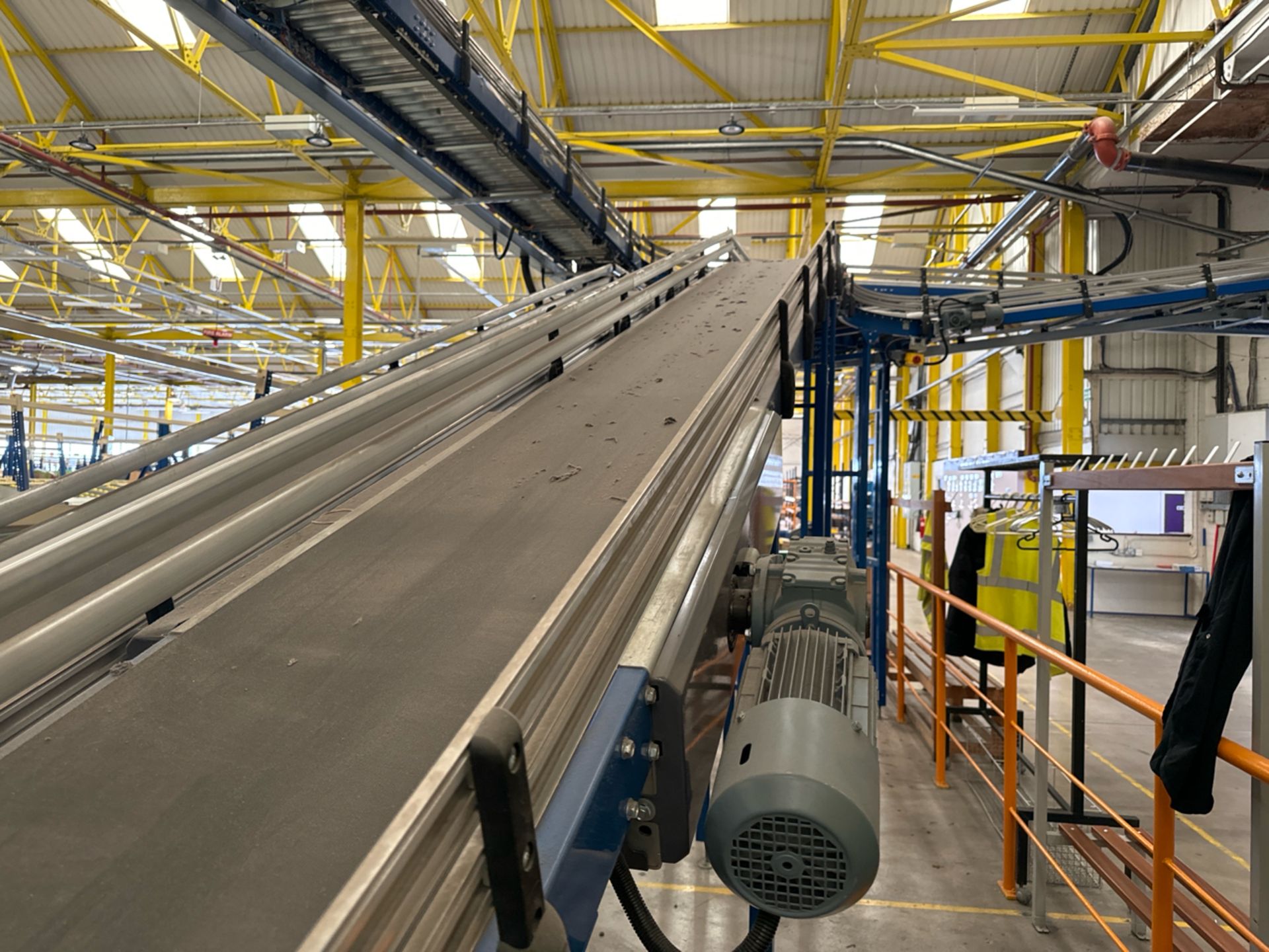 Motorised Conveyor Belt With Incline - Image 4 of 7