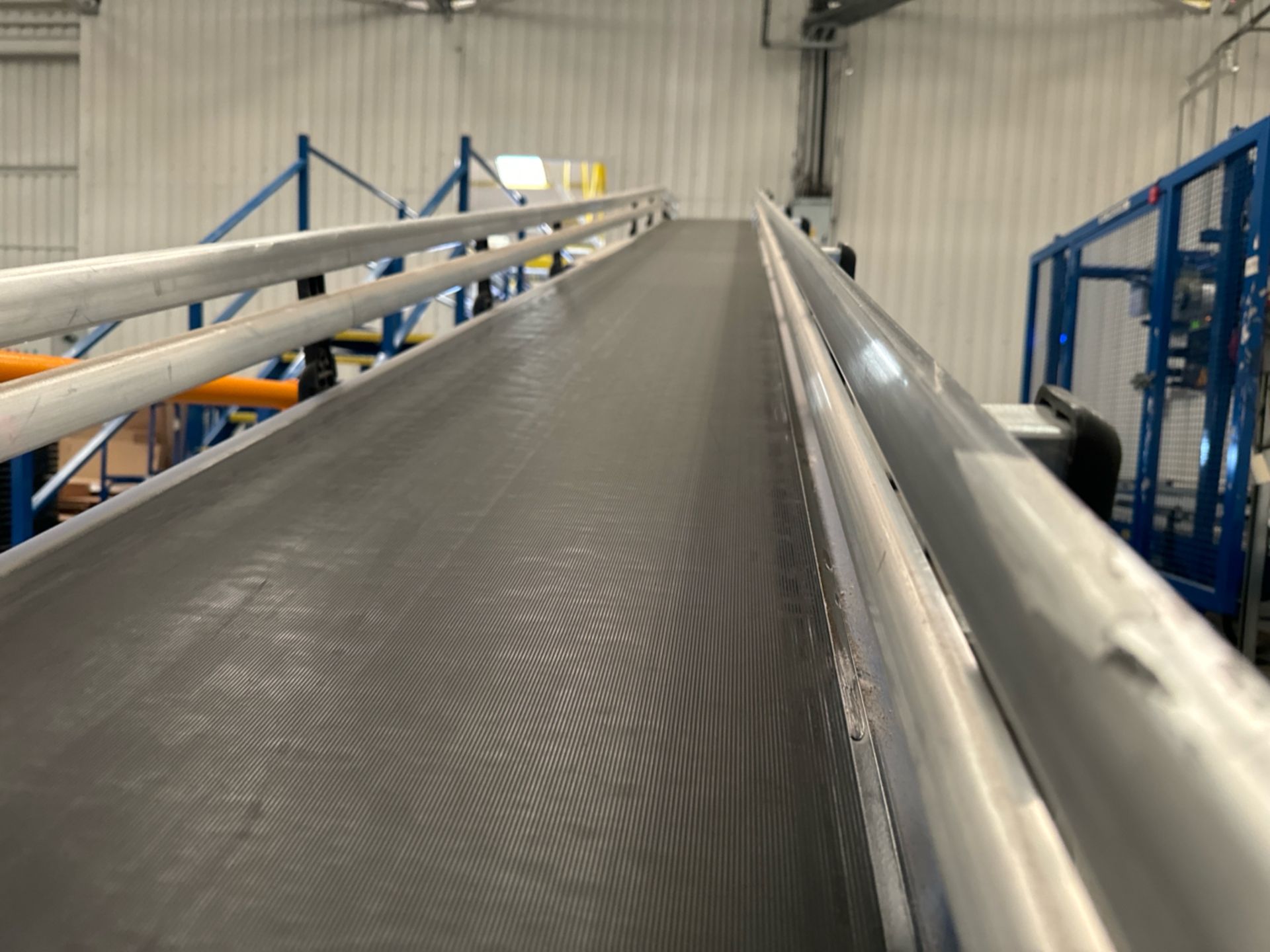 Motorised Conveyor Belt With Incline - Image 10 of 10