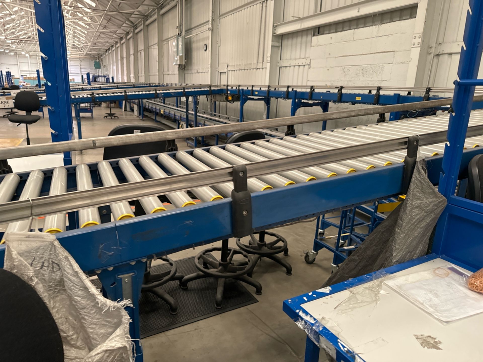 Gravity Roller Conveyor Belt On Decline - Bild 4 aus 5