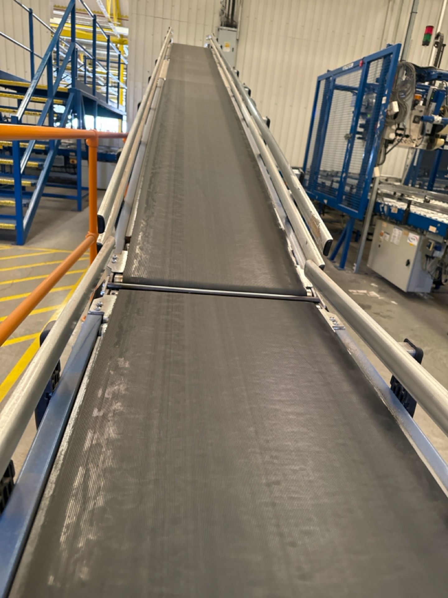 Motorised Conveyor Belt With Incline - Image 3 of 10