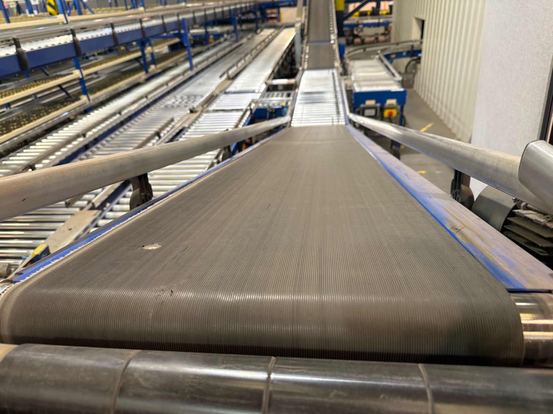 Motorised Conveyor Belt With Incline - Image 2 of 7