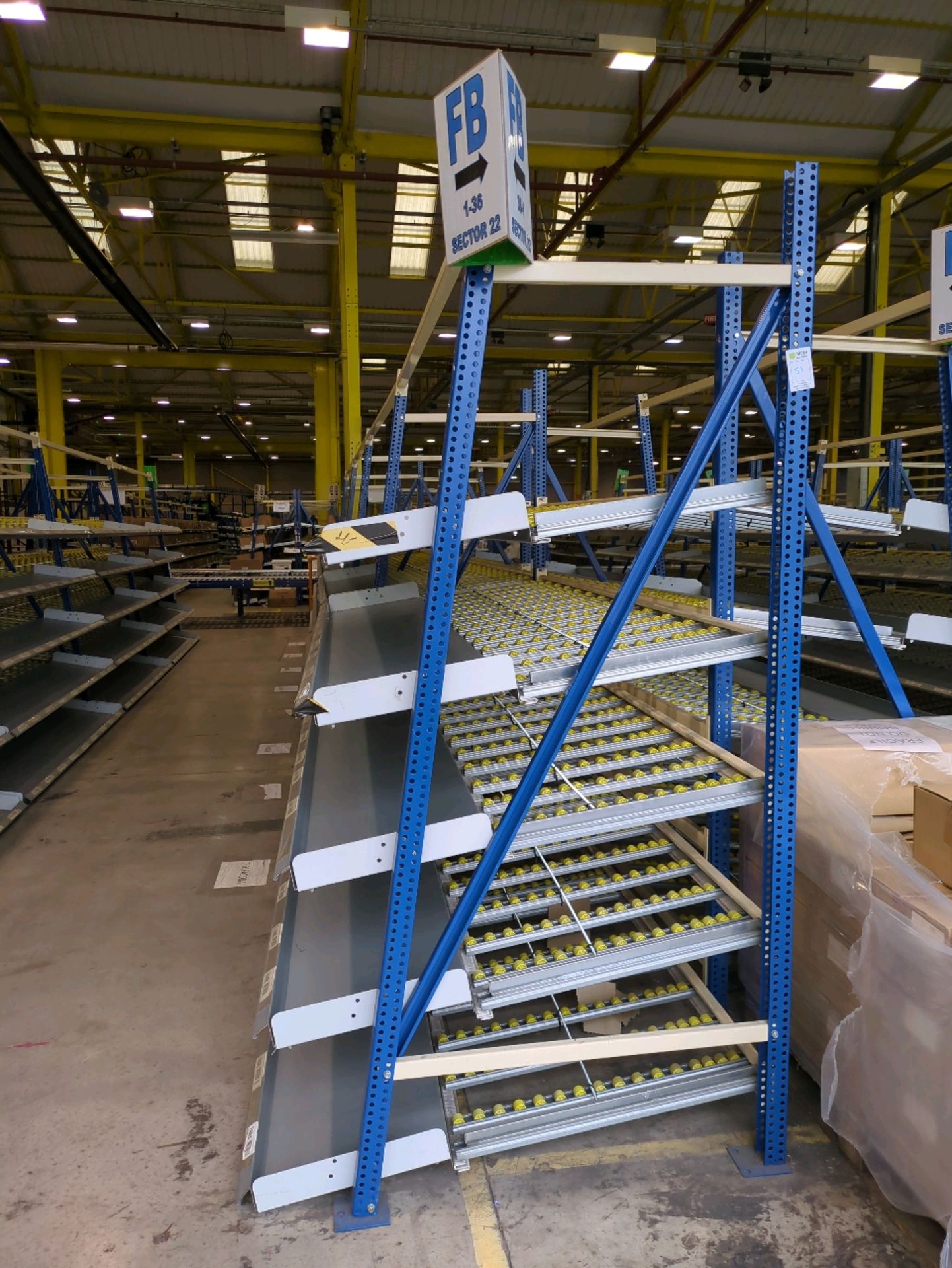 A Run Of 8 Bays Of Back To Back Flow Racks - Bild 9 aus 11