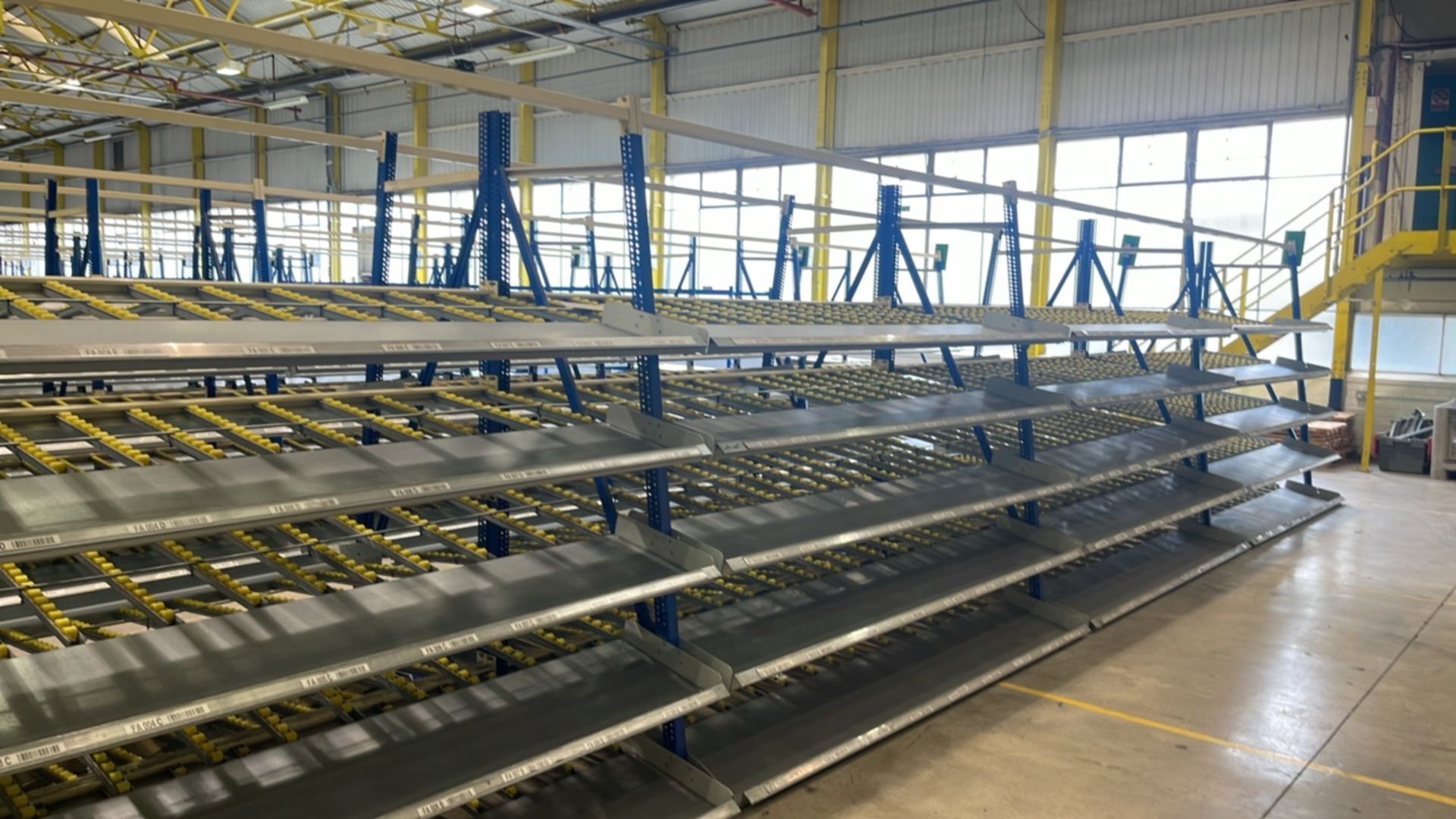 A Run Of 8 Bays Of Back To Back Flow Racks - Bild 8 aus 10