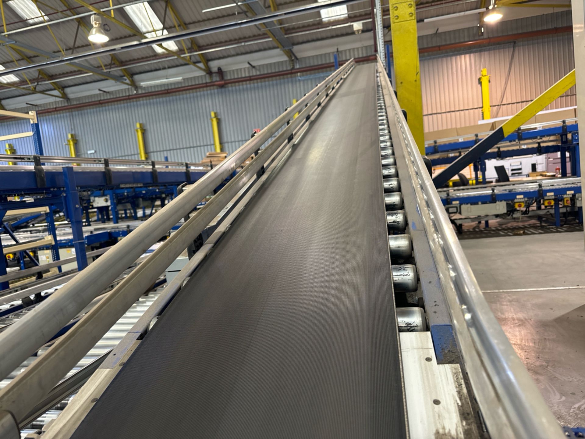 Motorised Conveyor Belt With Incline - Image 5 of 7