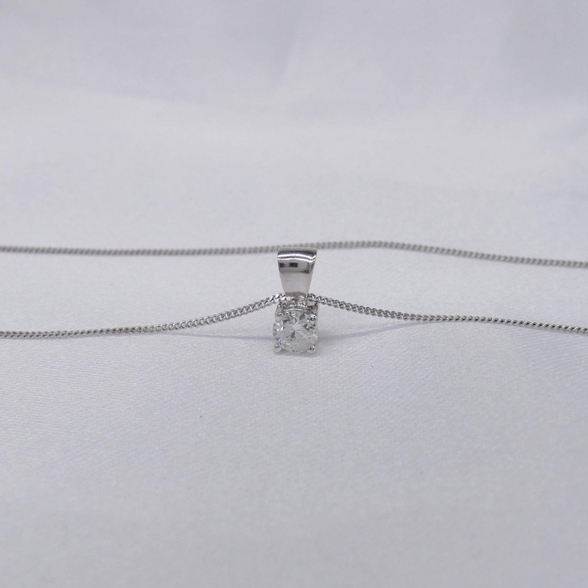 0.15 carat diamond solitaire necklace in white gol - Image 6 of 8