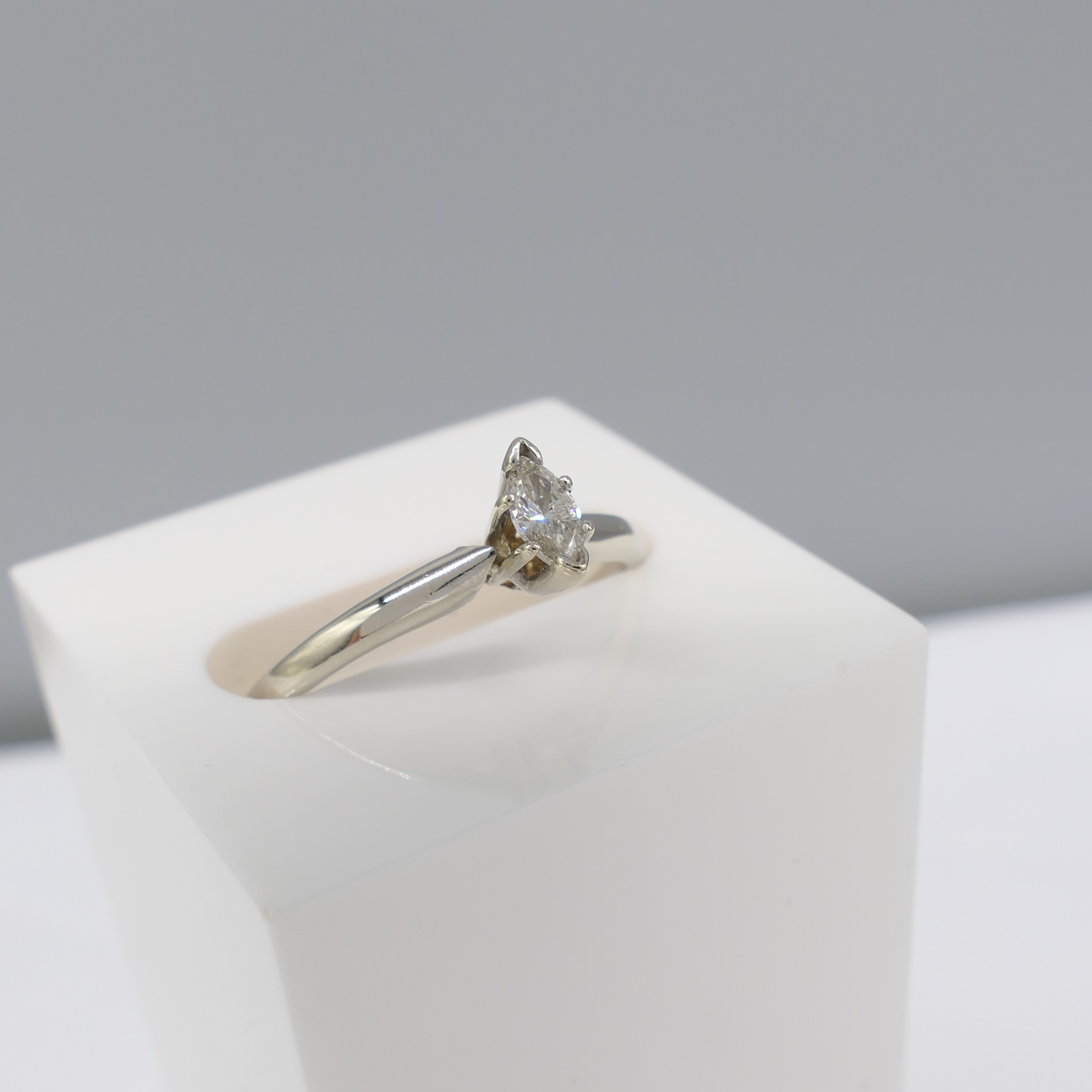 Marquise-cut diamond solitaire ring in 14 carat wh - Image 5 of 6