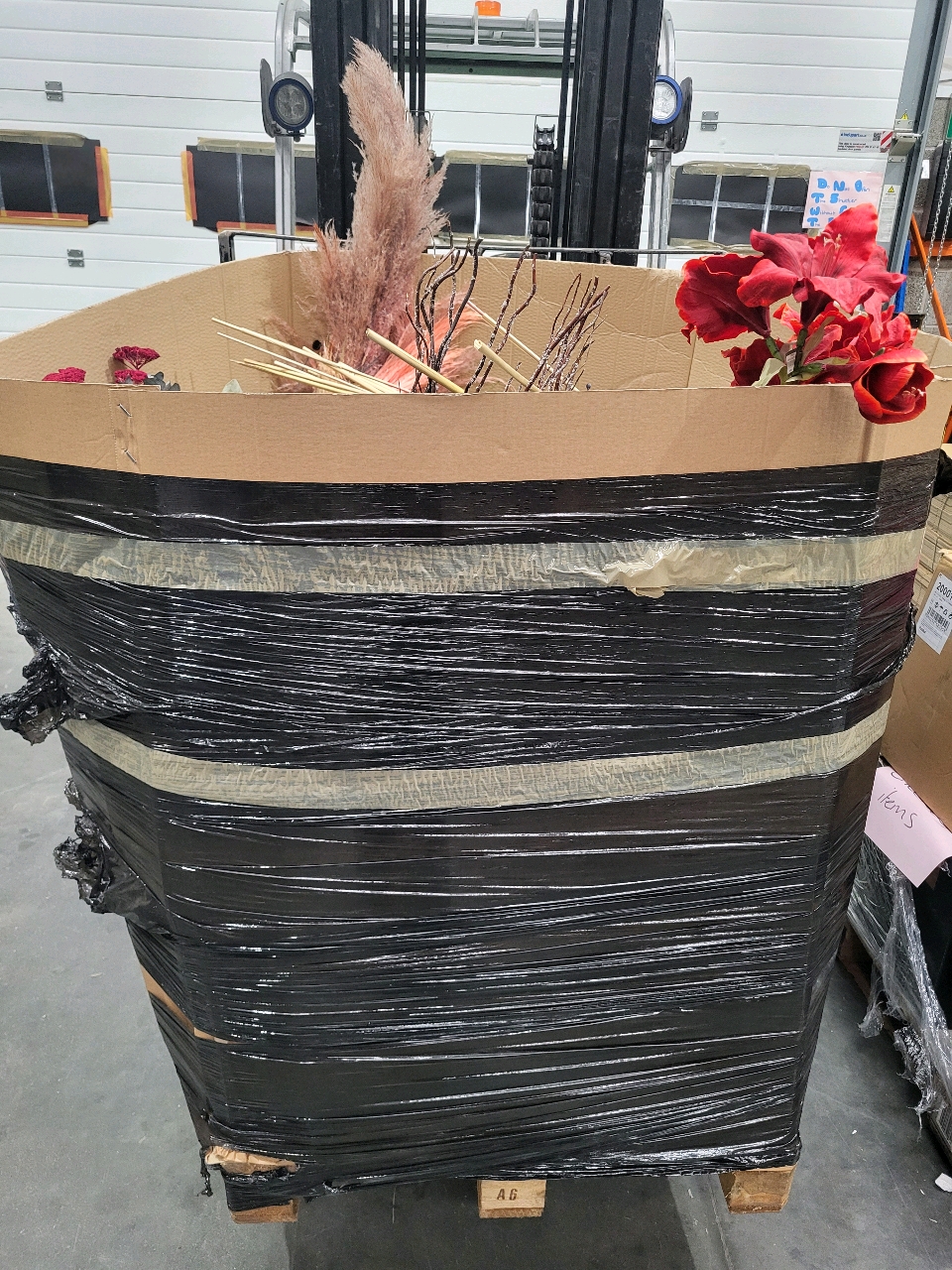 Assorted Pallets Of Artificial Flowers & Plant Pots - Image 2 of 4