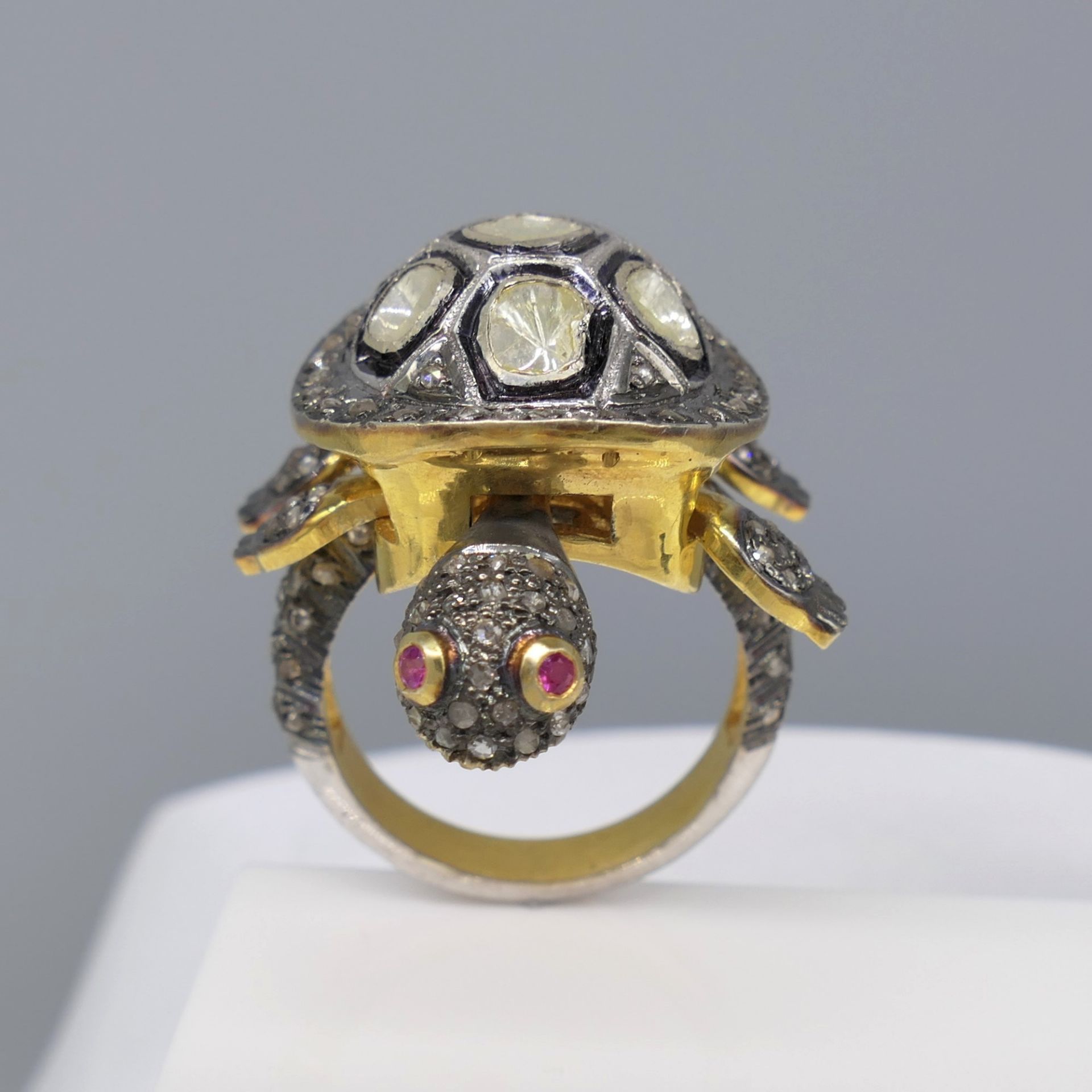 Distinctive 1.30 carat diamond and ruby tortoise r - Image 4 of 7