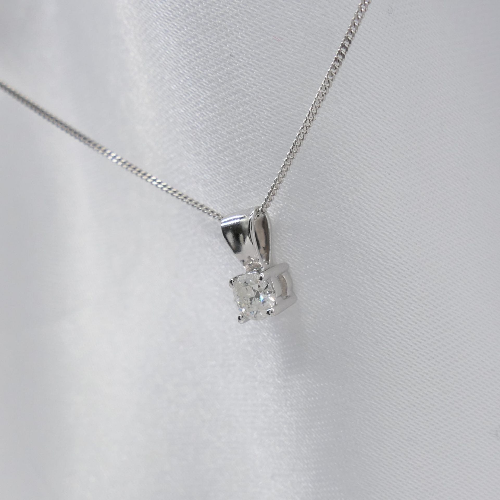 0.15 carat diamond solitaire necklace in white gol - Image 7 of 8