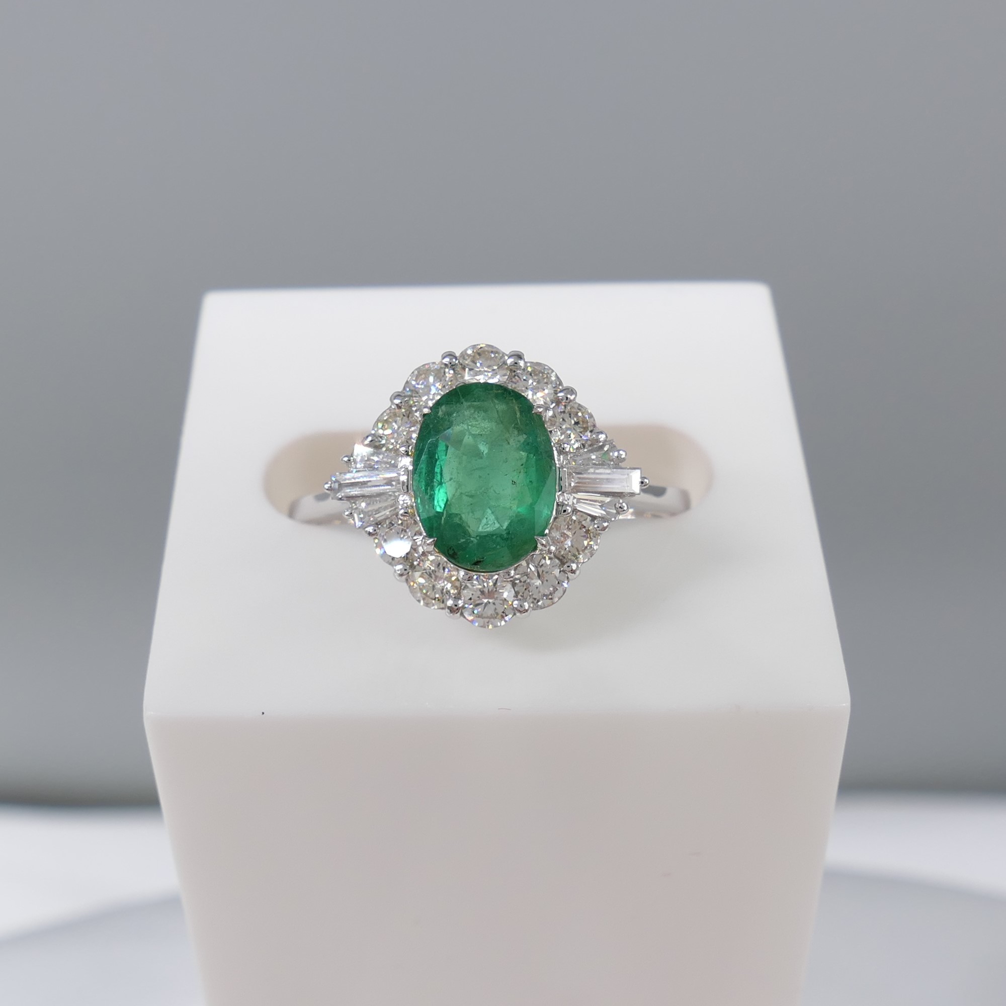 Stylish 1.05 carat emerald and diamond dress ring - Image 7 of 8