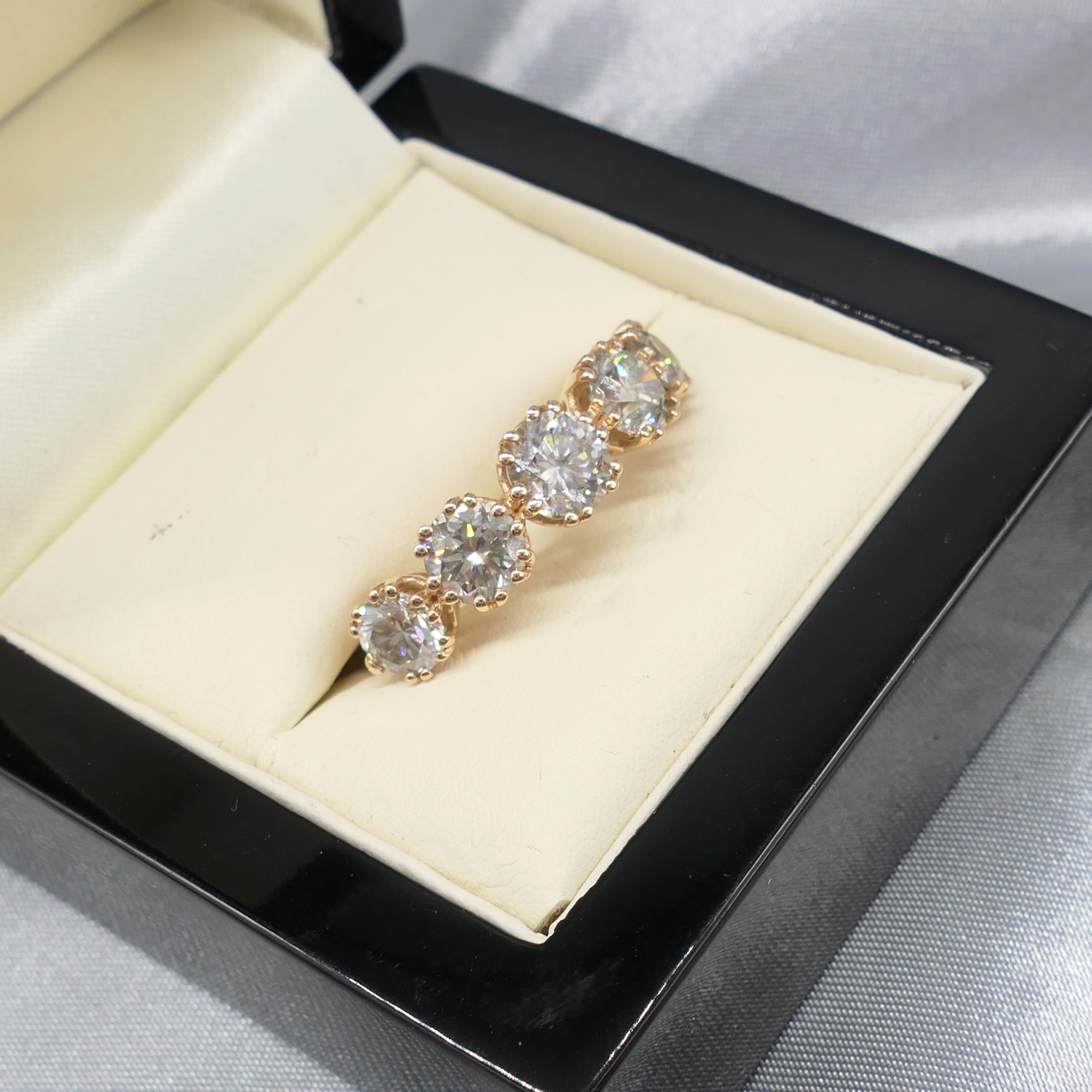 18ct rose gold 3.19 carat 5-stone diamond ring wit - Image 2 of 7