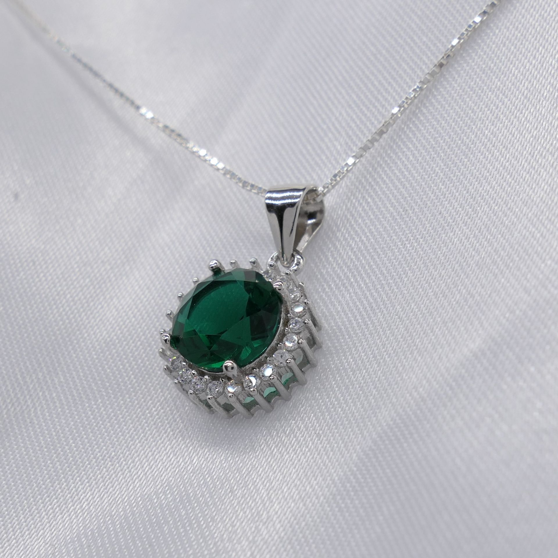 Green gem pendant and chain in sterling silver - Image 2 of 6