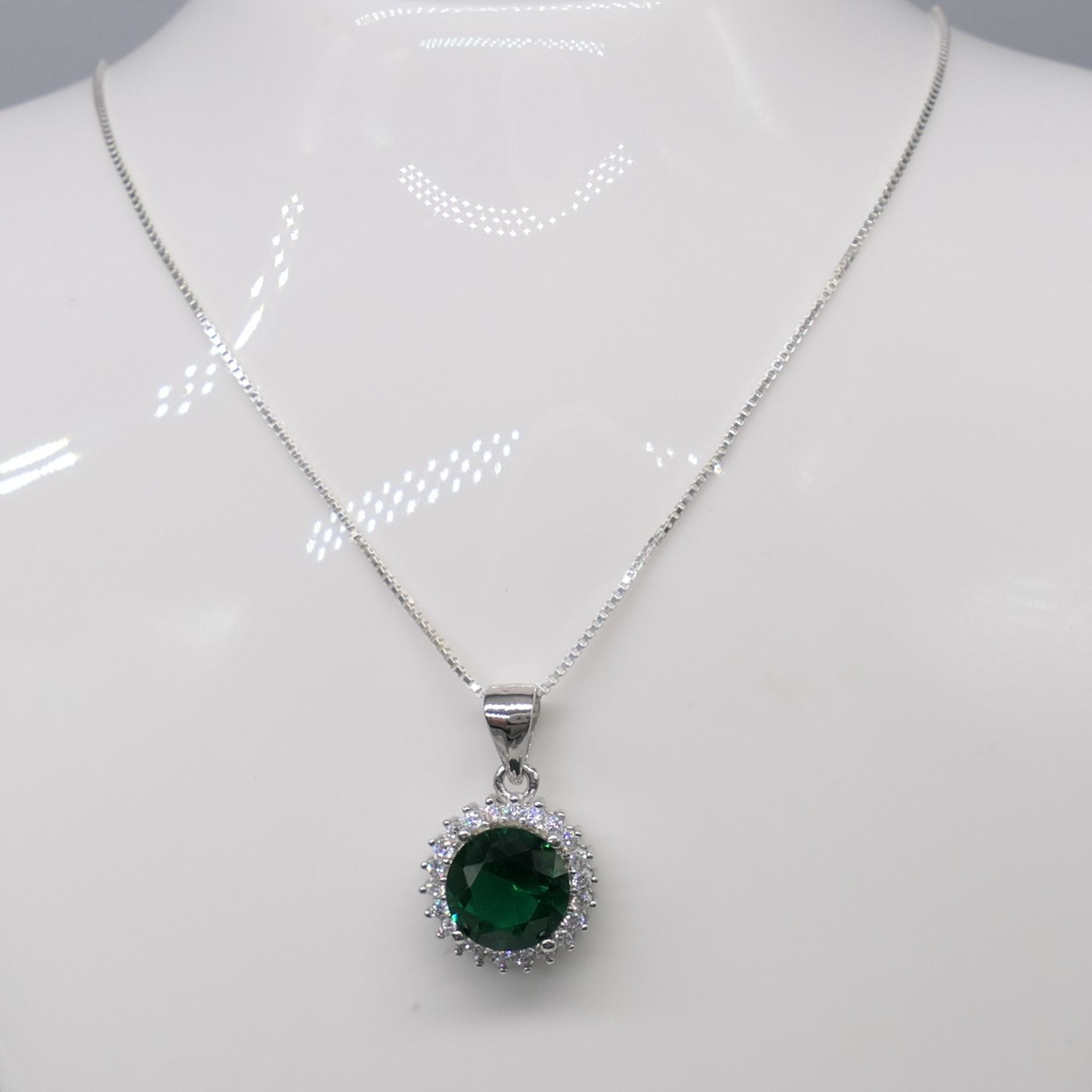 Green gem pendant and chain in sterling silver - Image 5 of 6