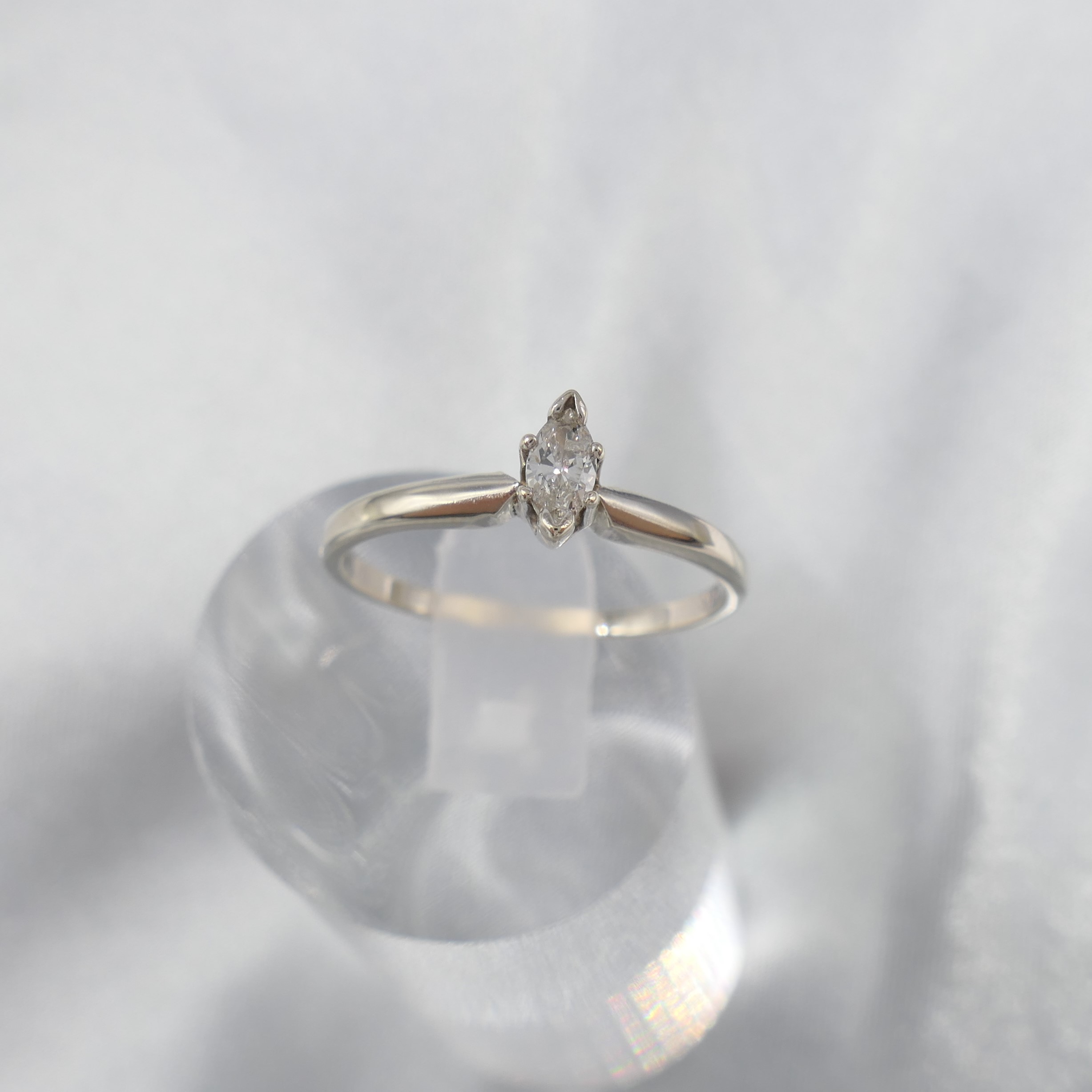 Marquise-cut diamond solitaire ring in 14 carat wh - Image 2 of 6