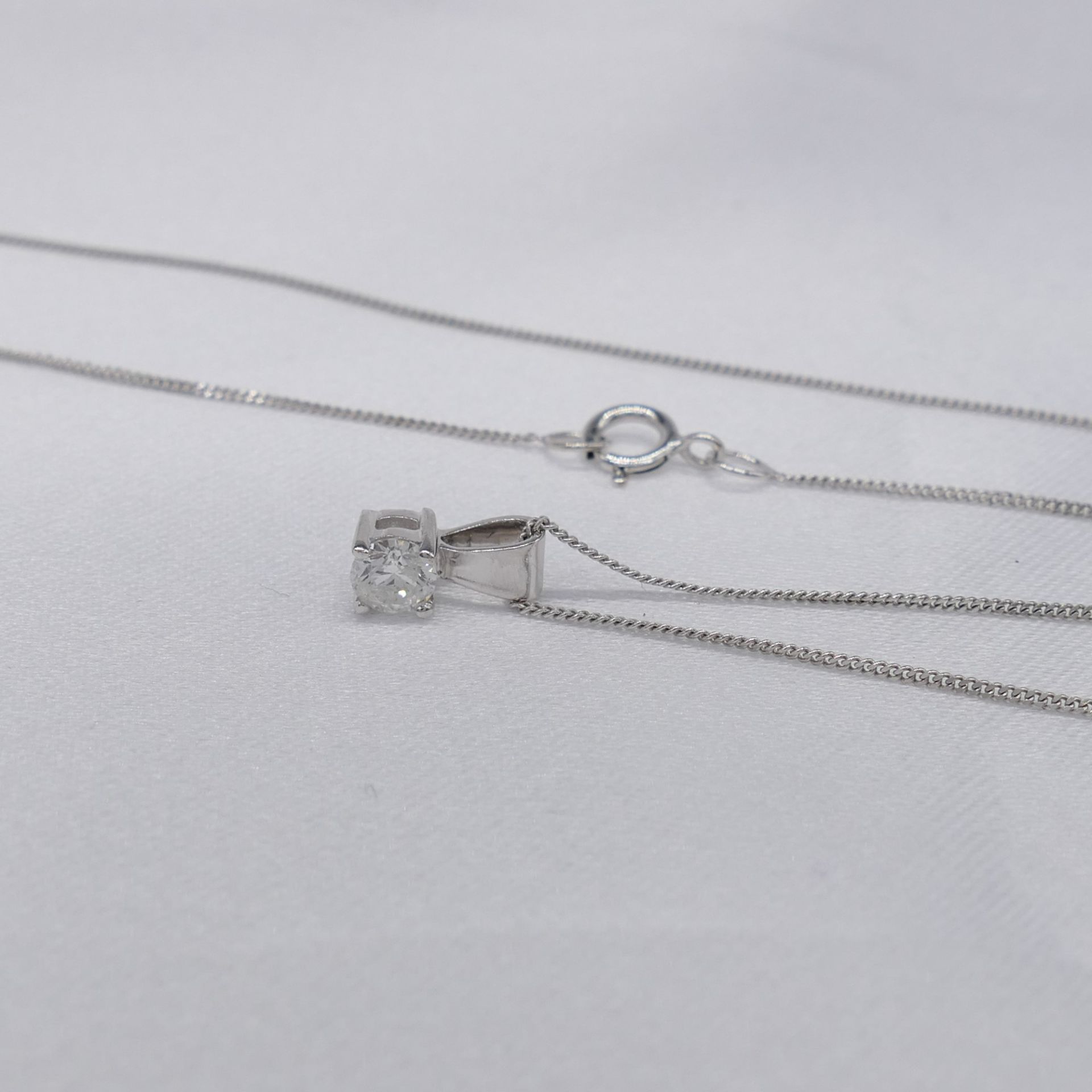 0.15 carat diamond solitaire necklace in white gol - Image 5 of 8
