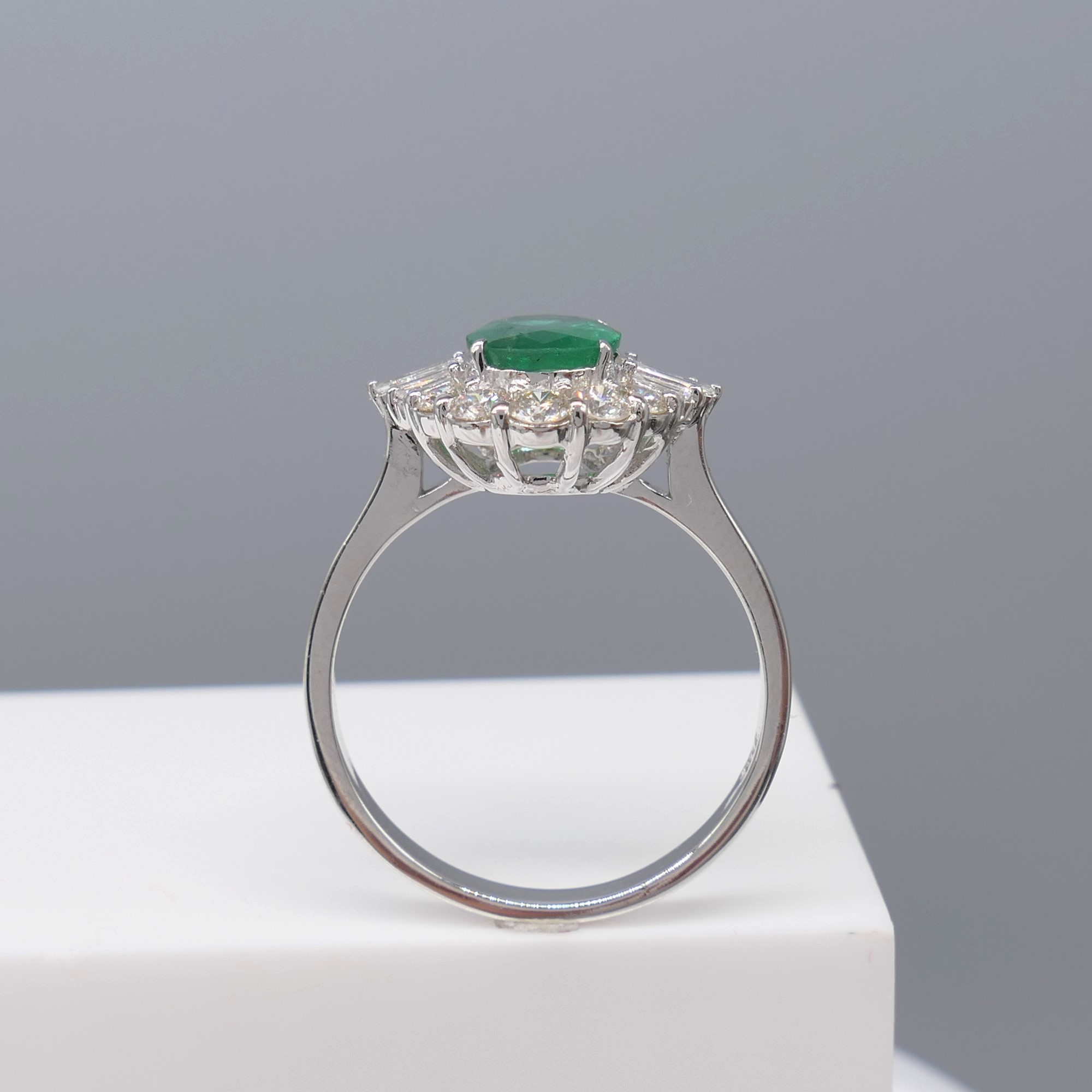 Stylish 1.05 carat emerald and diamond dress ring - Image 5 of 8