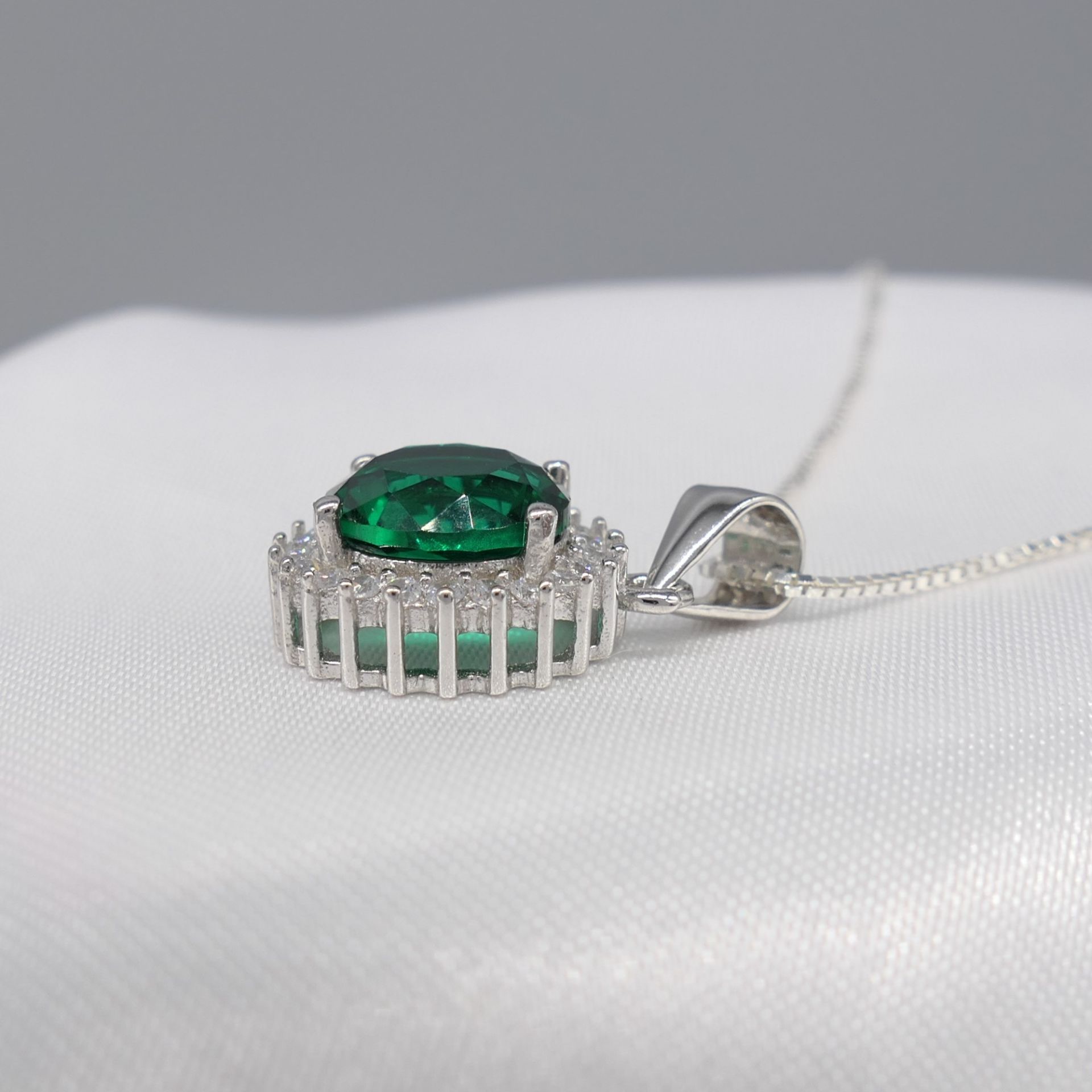 Green gem pendant and chain in sterling silver - Image 6 of 6