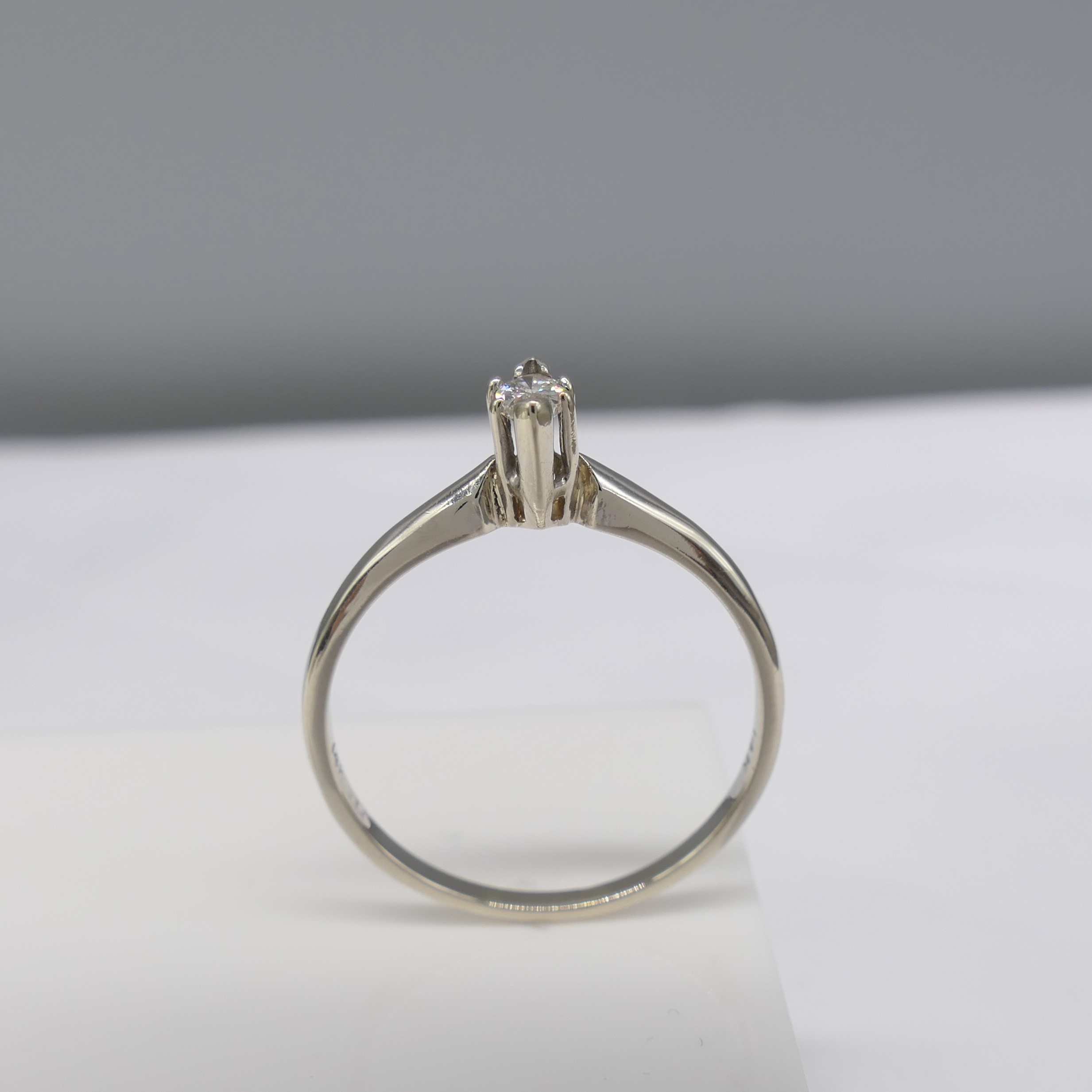 Marquise-cut diamond solitaire ring in 14 carat wh - Image 3 of 6