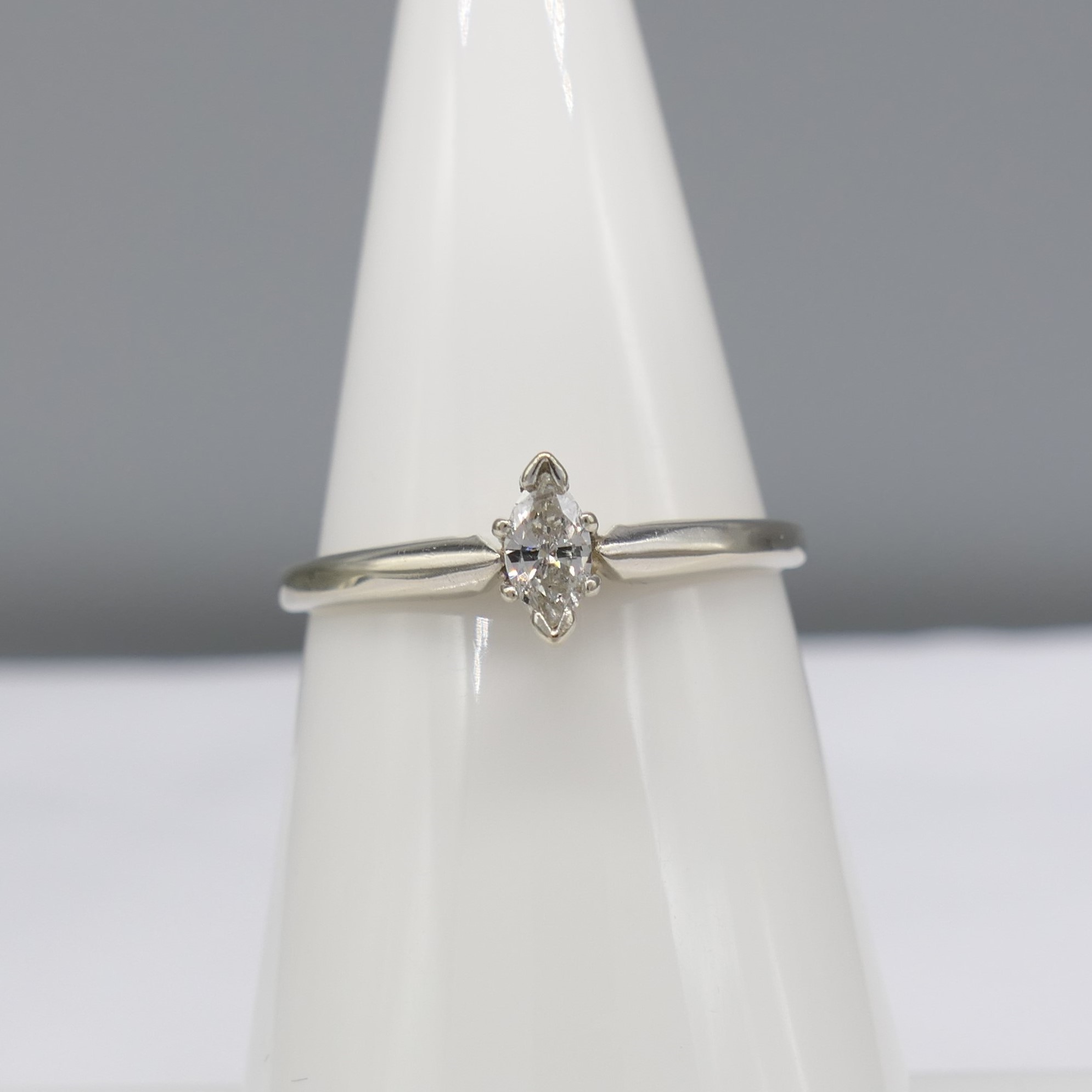 Marquise-cut diamond solitaire ring in 14 carat wh - Image 6 of 6