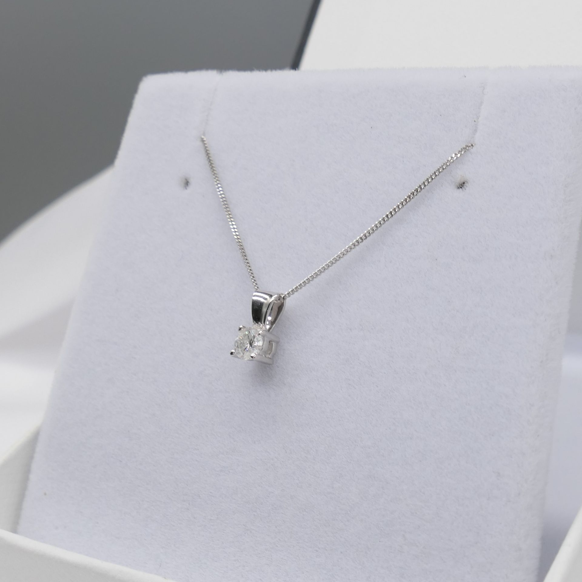 0.15 carat diamond solitaire necklace in white gol - Image 3 of 8