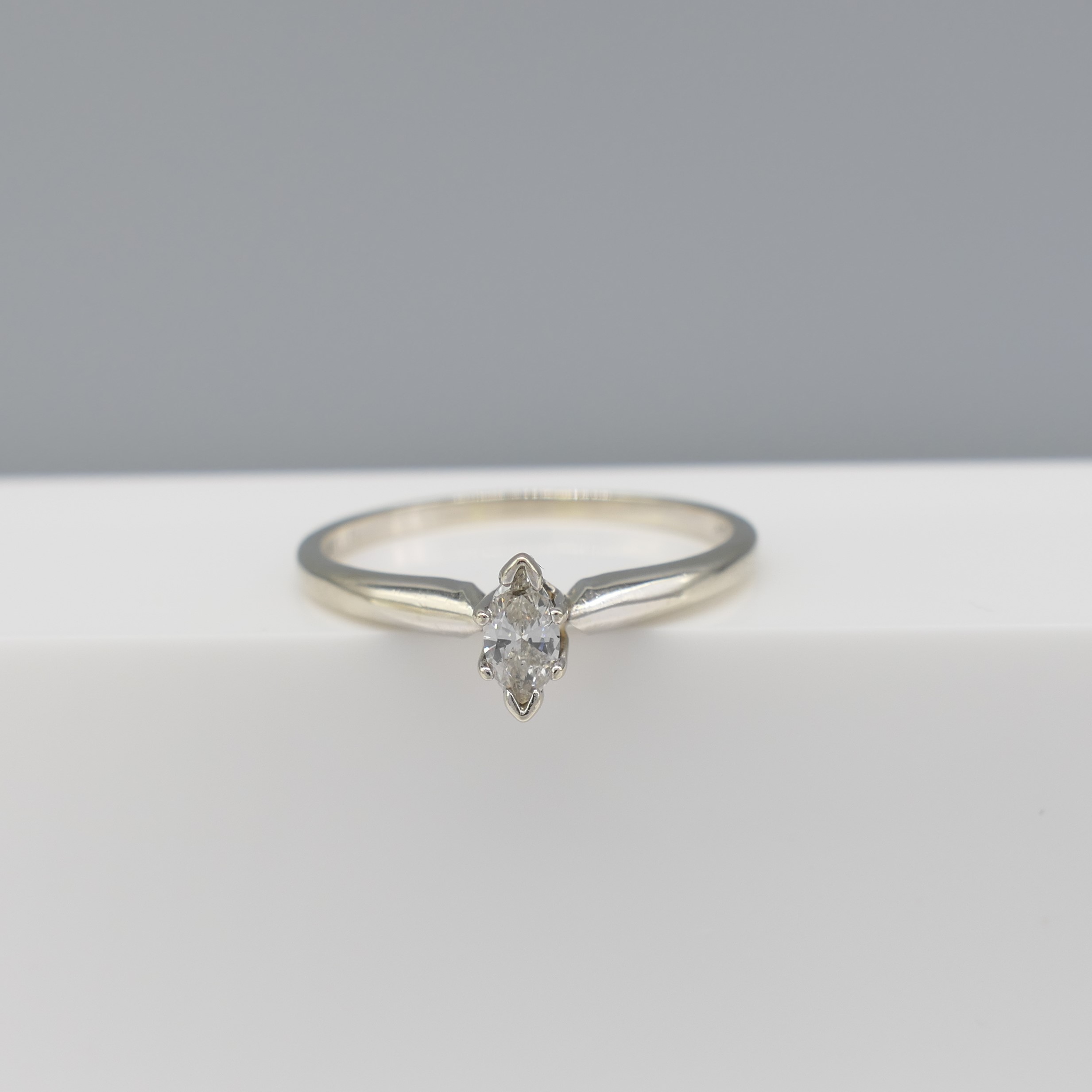 Marquise-cut diamond solitaire ring in 14 carat wh - Image 4 of 6