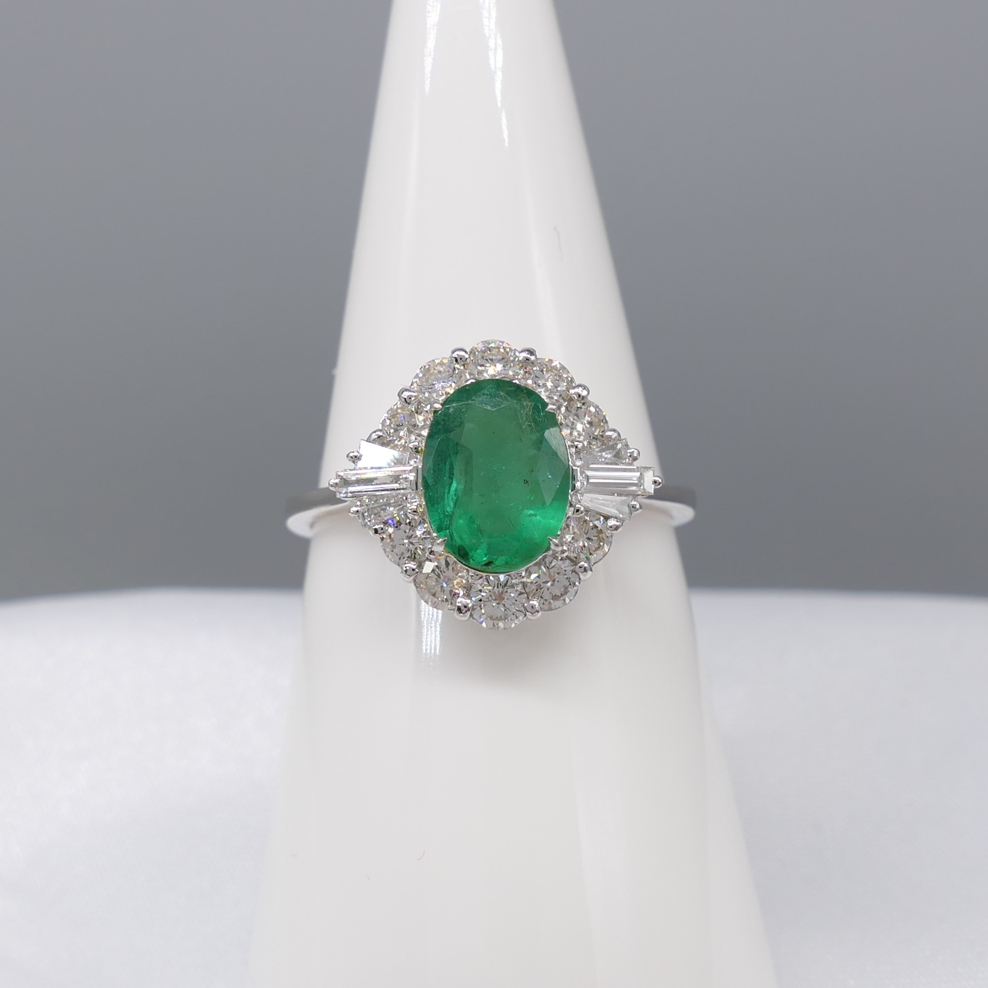 Stylish 1.05 carat emerald and diamond dress ring - Image 4 of 8