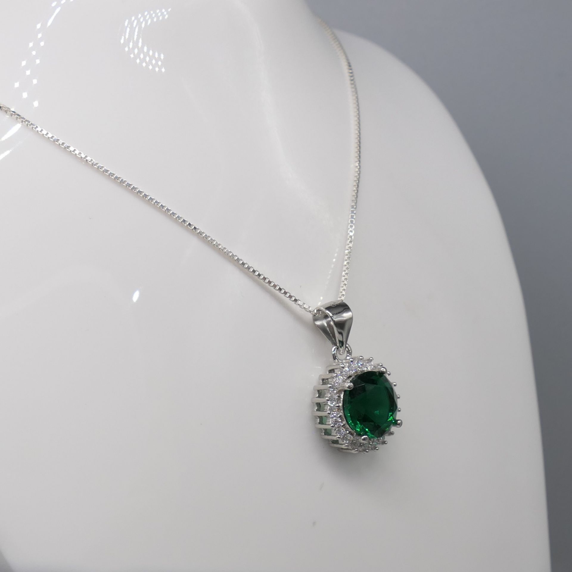 Green gem pendant and chain in sterling silver - Image 4 of 6