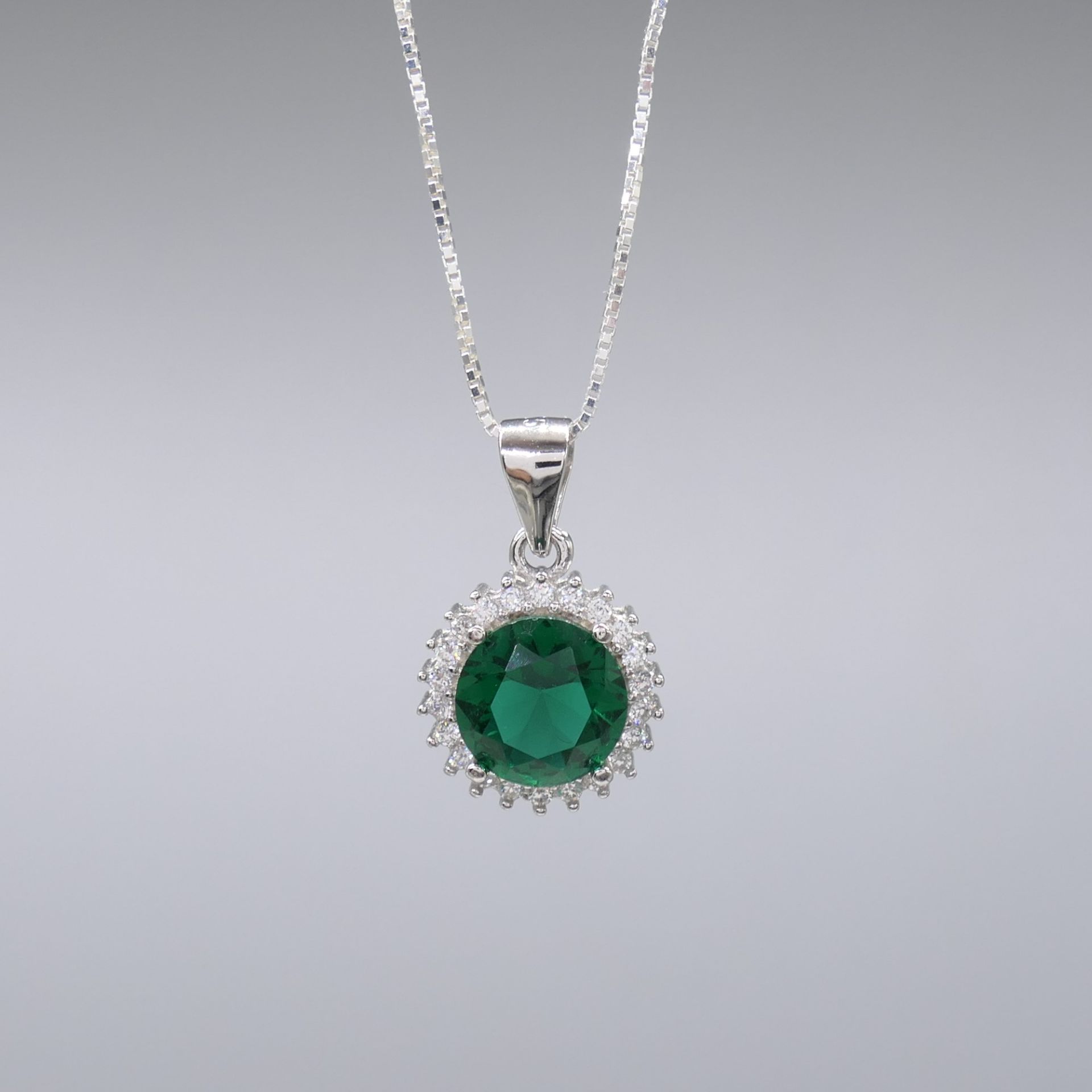 Green gem pendant and chain in sterling silver - Image 3 of 6