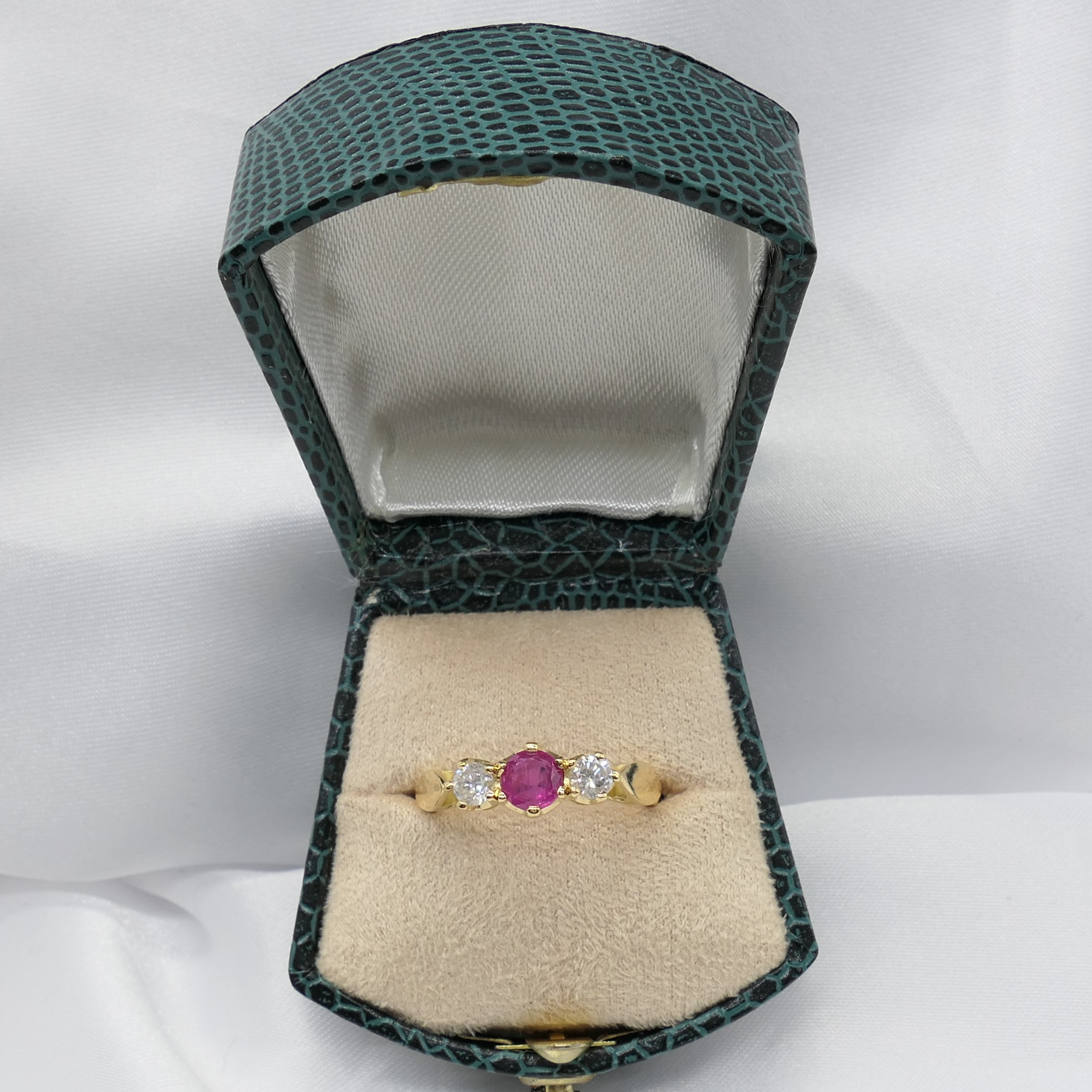 Vintage 18 Carat Ruby And Diamond 3 Stone Yellow G - Image 6 of 7