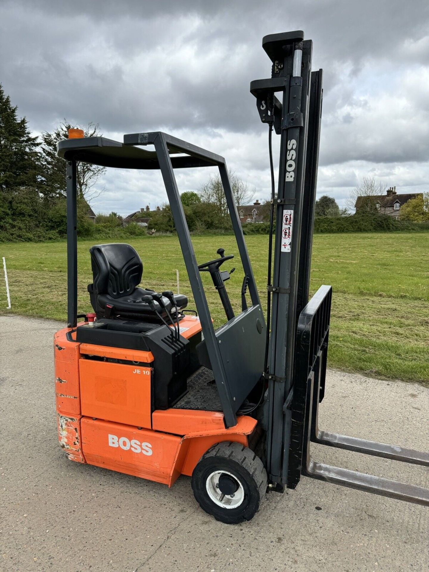 2001, BOSS - 1 Tonne Electric Forklift Truck - Image 4 of 4