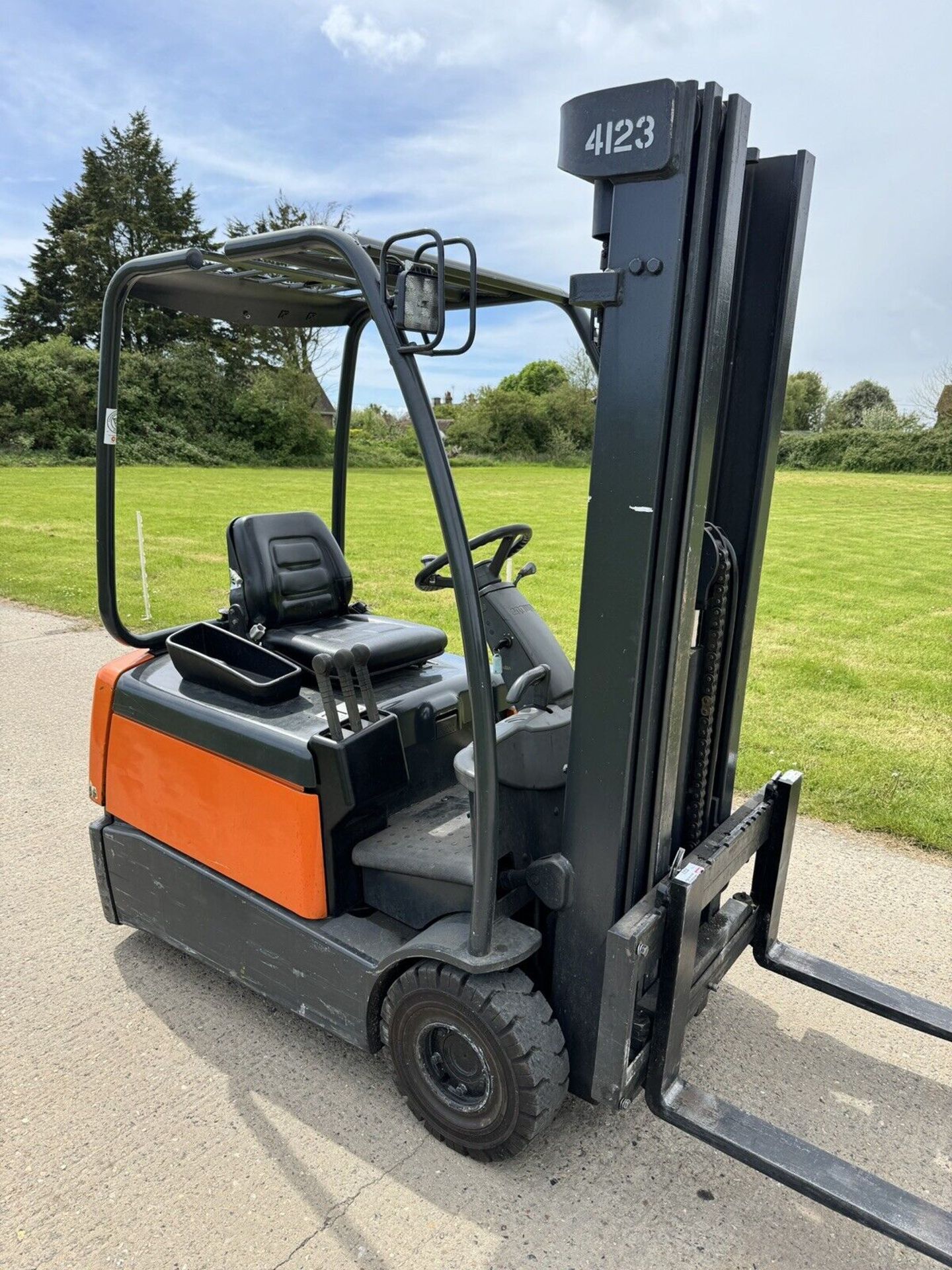 CROWN - 1.6 Tonne Electric forklift Truck (Container Spec) with 2 Year Old Battery