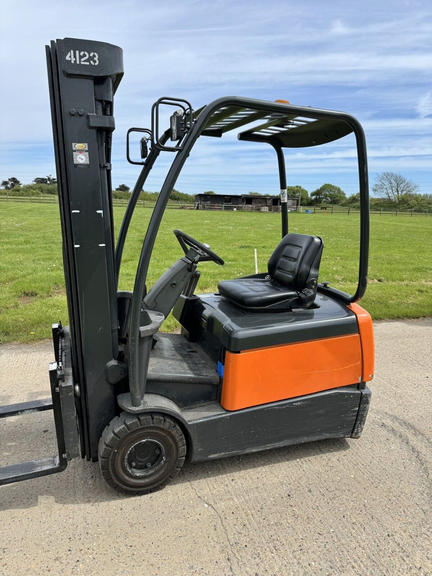 CROWN - 1.6 Tonne Electric forklift Truck (Container Spec) with 2 Year Old Battery - Image 5 of 5