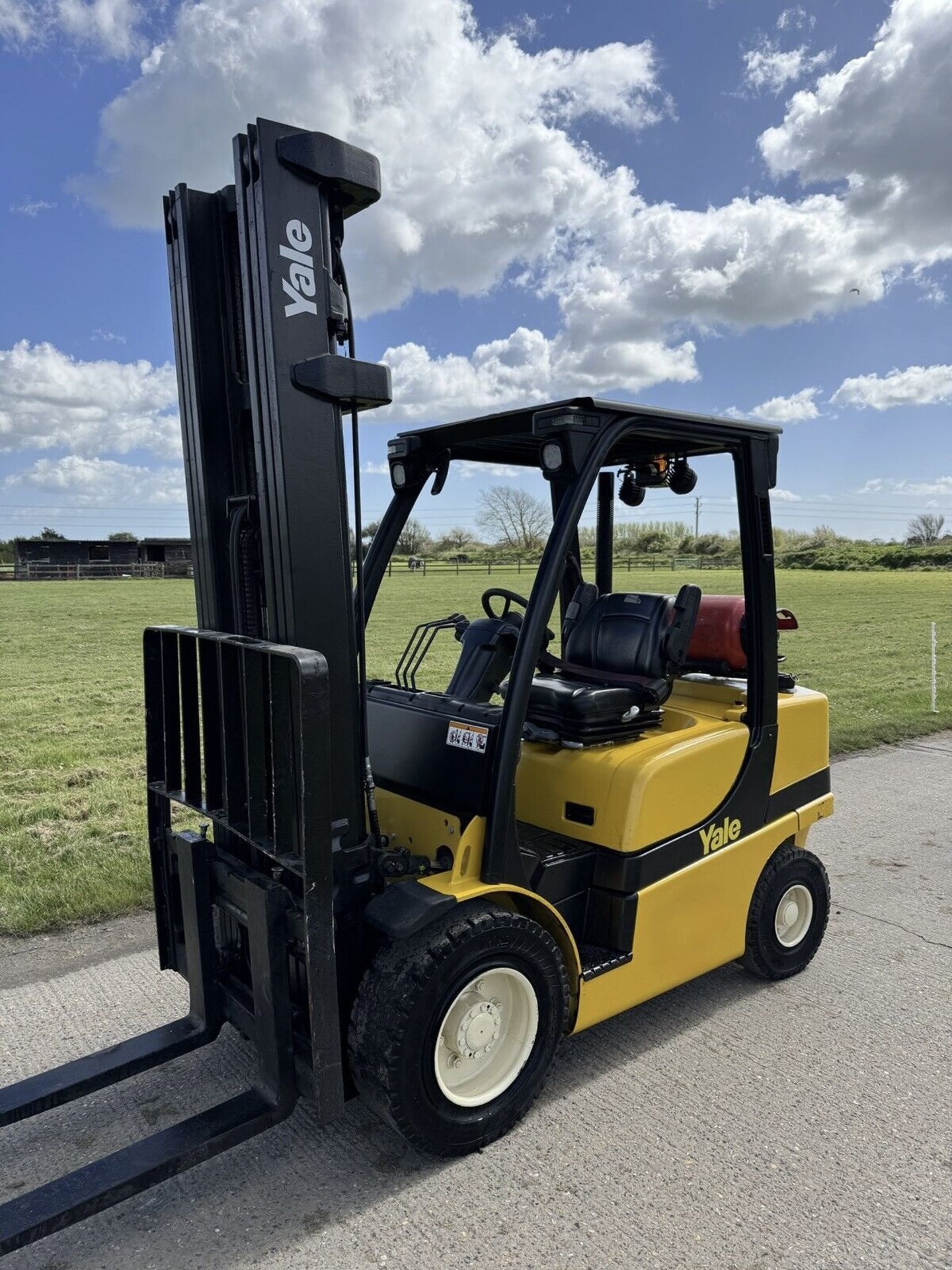 2017 - YALE Gas Forklift Truck (5.9 m lift) - Only 2200 Hours