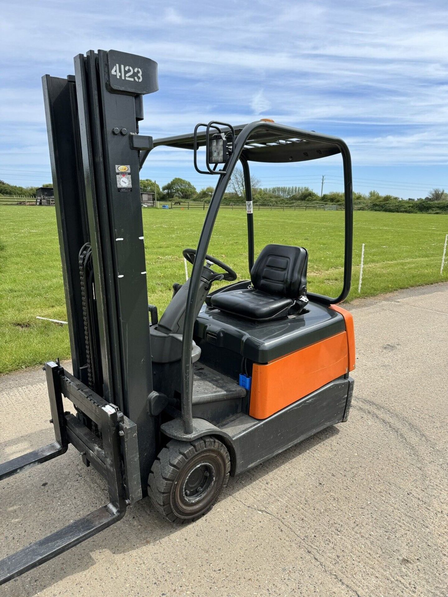 CROWN - 1.6 Tonne Electric forklift Truck (Container Spec) with 2 Year Old Battery - Image 2 of 5