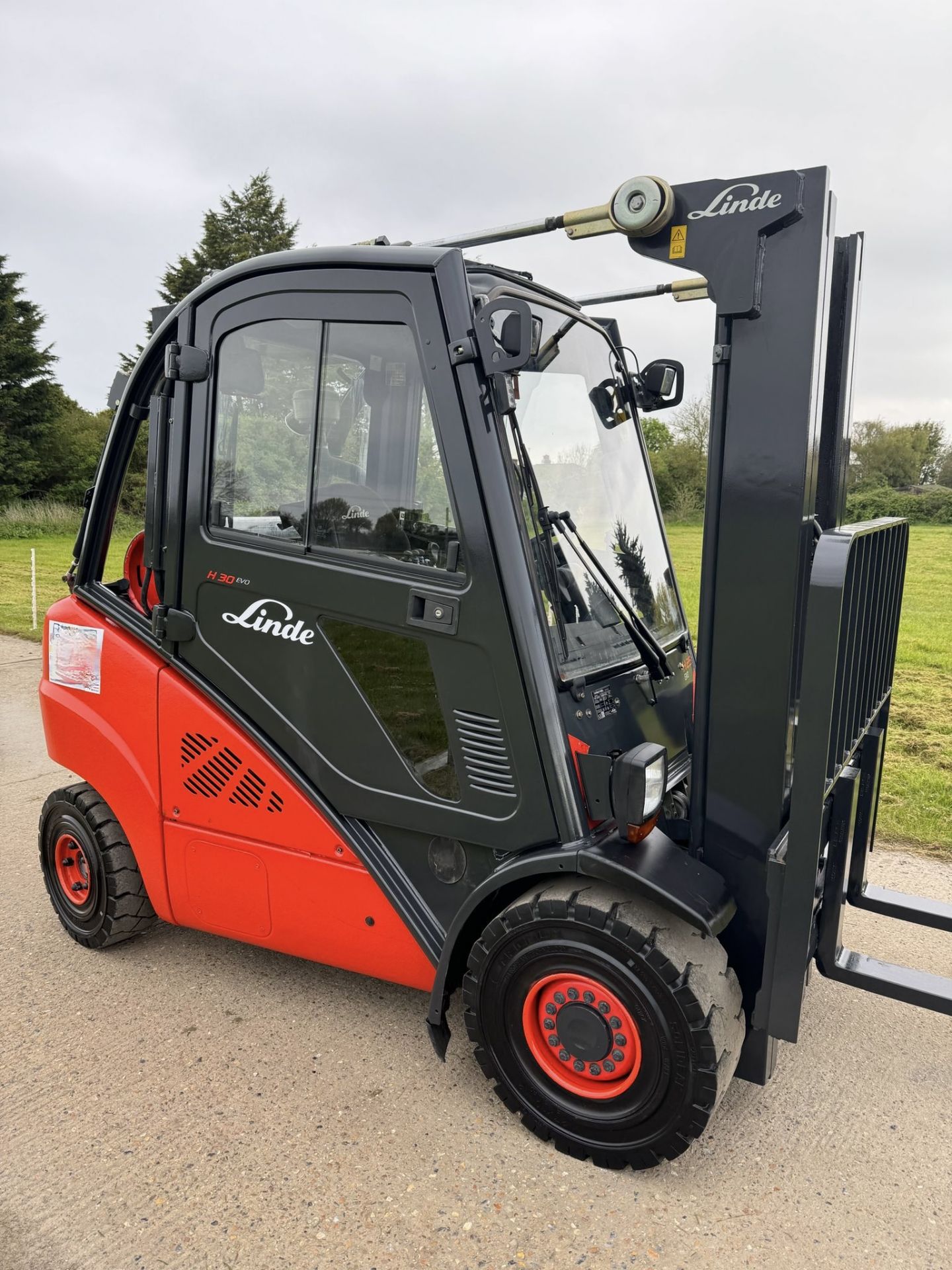 LINDE, H25 Gas Forklift (container spec - 2.5 at 600 load center) - Image 2 of 7