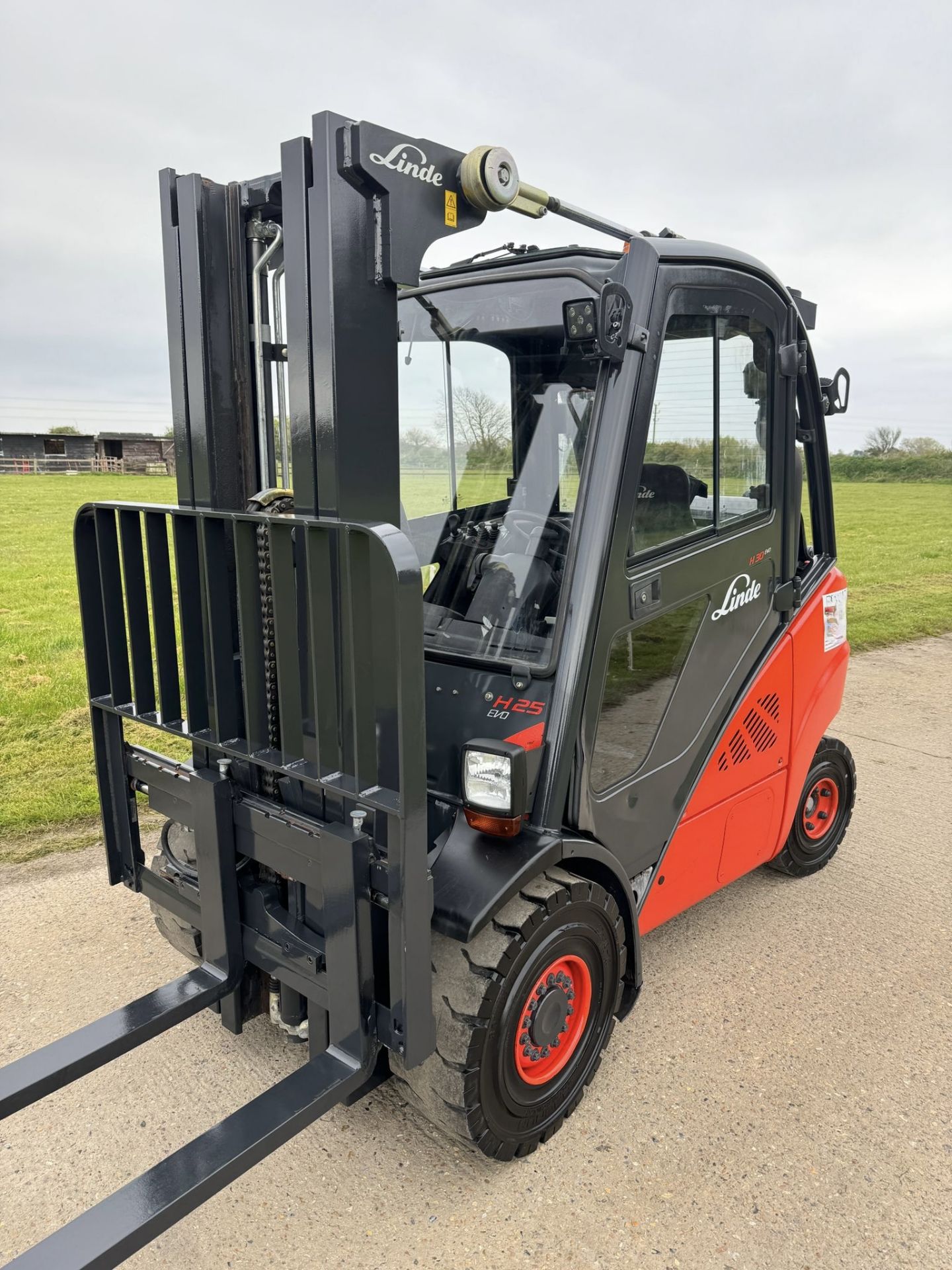 LINDE, H25 Gas Forklift (container spec - 2.5 at 600 load center)