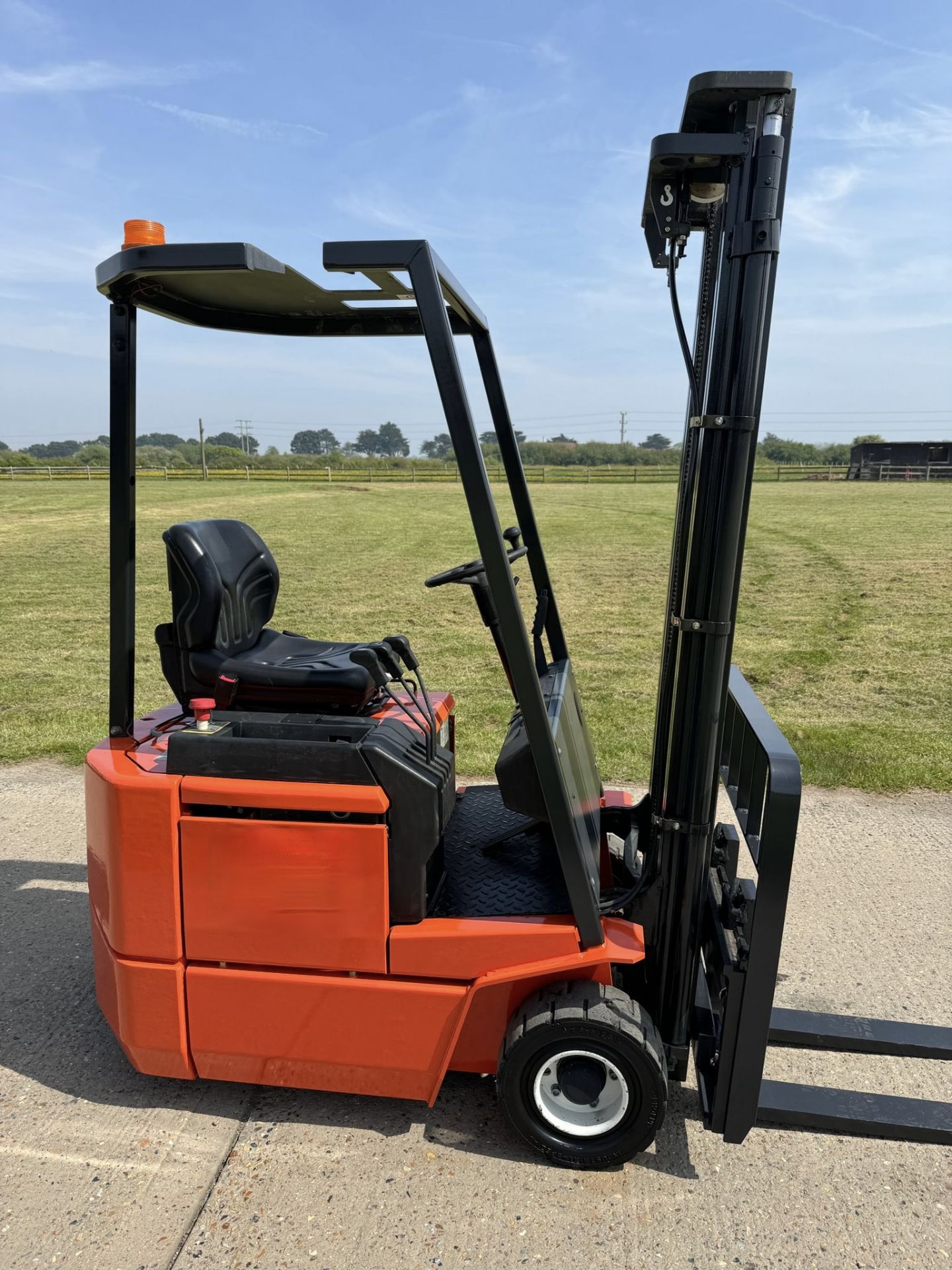 2001, BOSS - 1 Tonne Electric Forklift Truck - Image 2 of 6