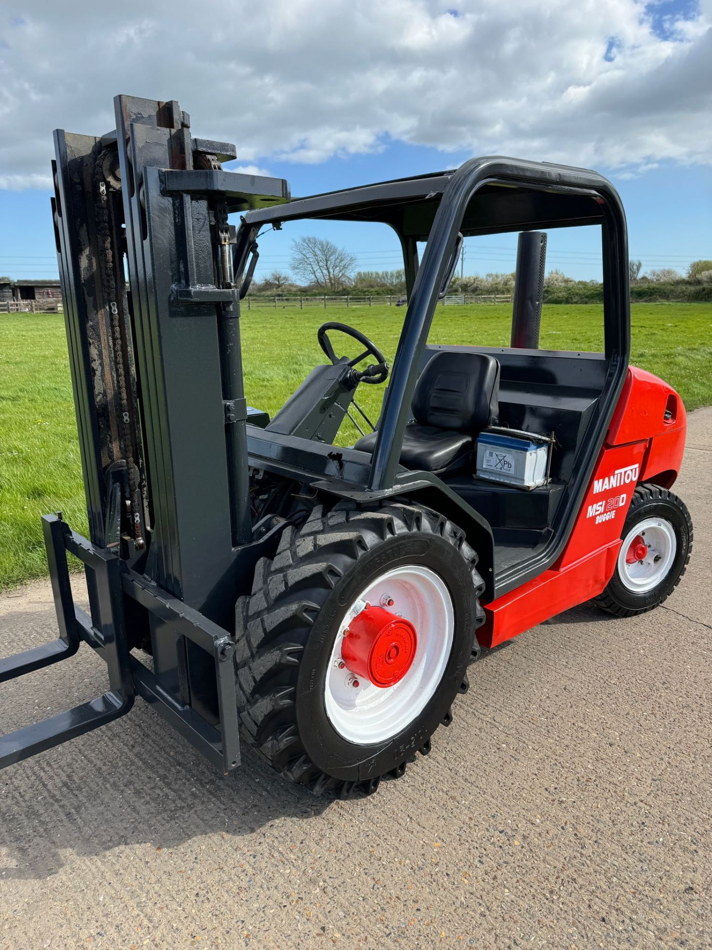 MANITOU, 2 Tonne (2WD) Forklift