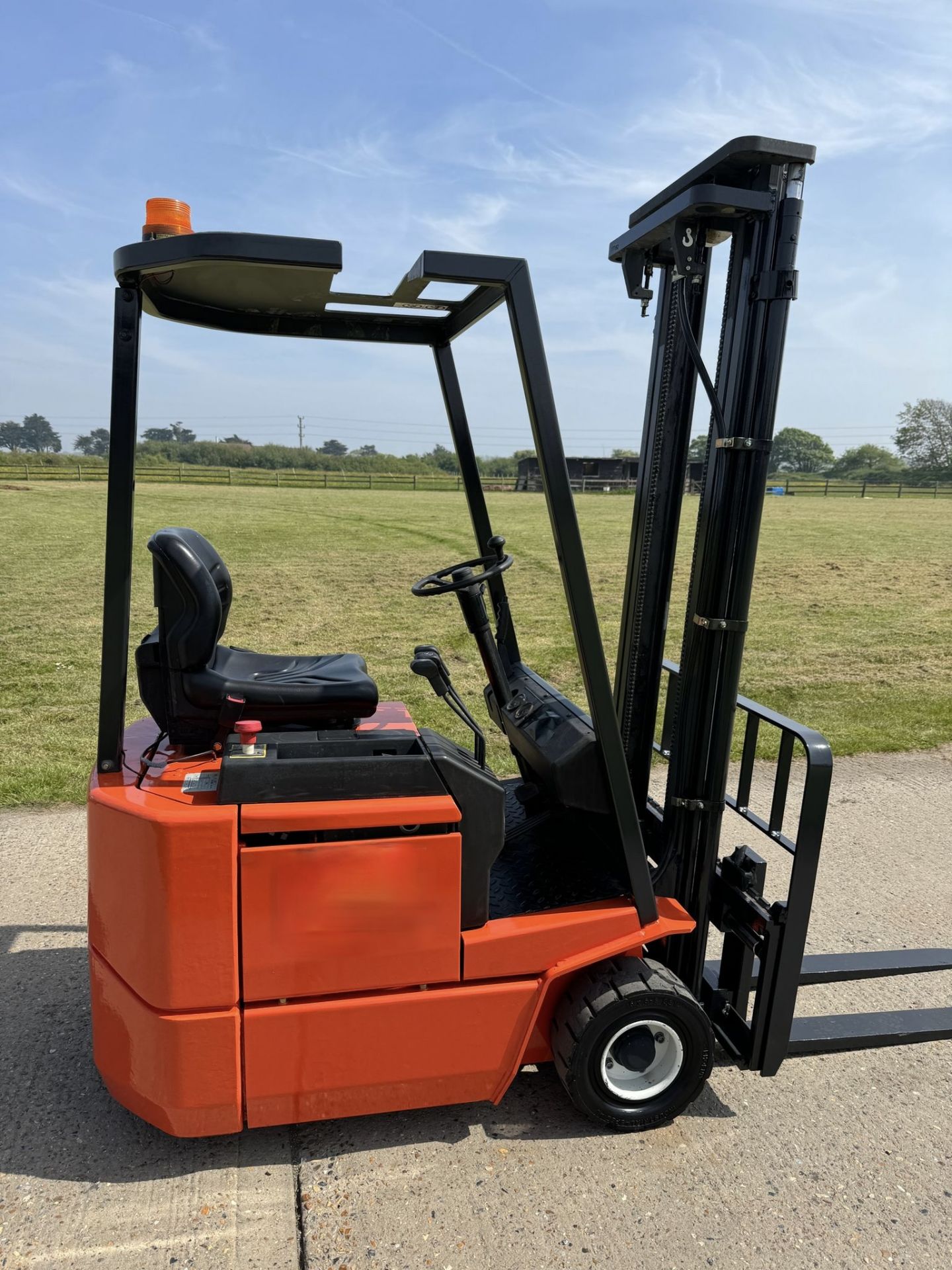2001, BOSS - 1 Tonne Electric Forklift Truck - Image 4 of 6