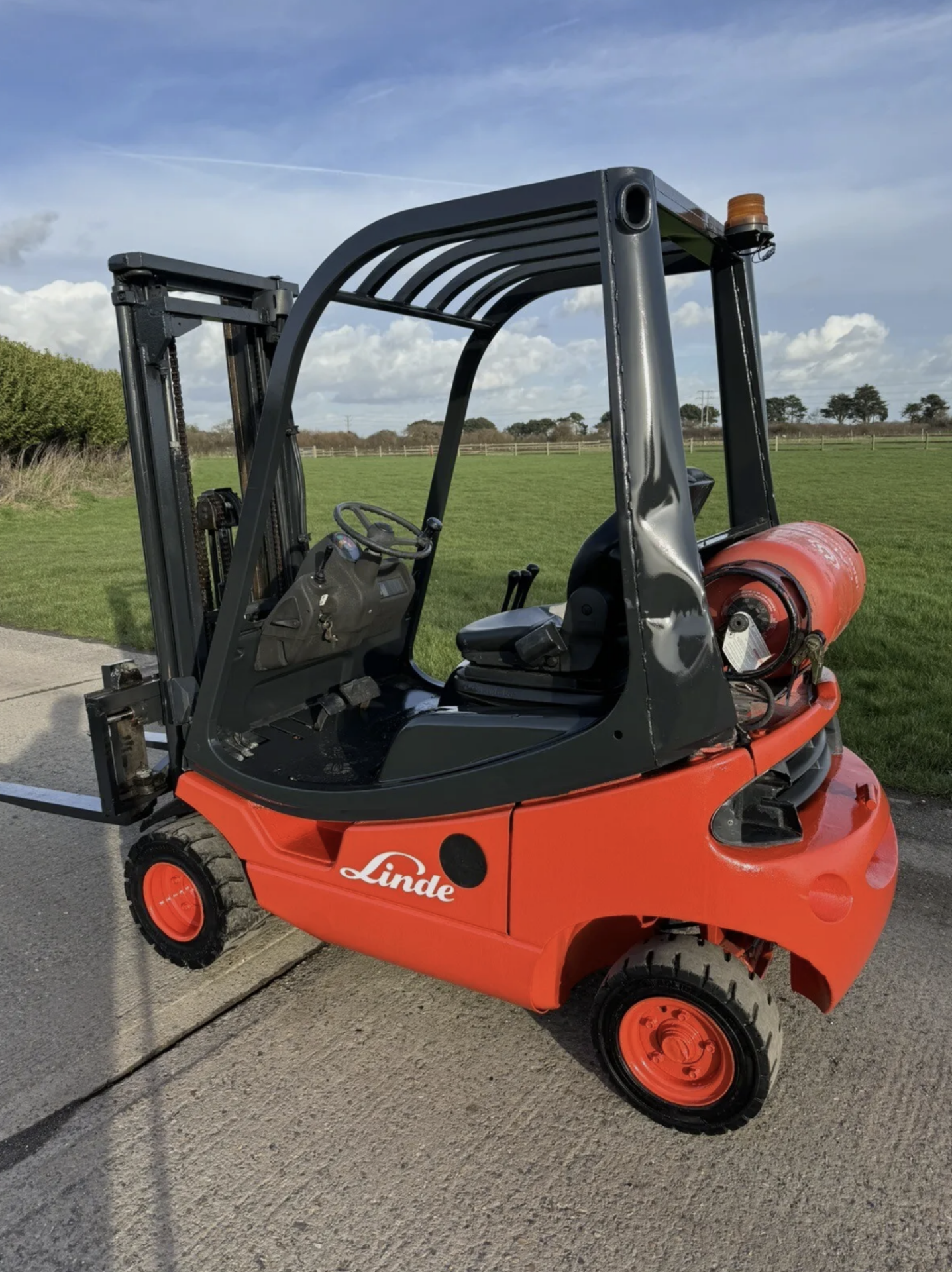 LINDE - H18 Gas Forklift (container spec) - Image 5 of 5