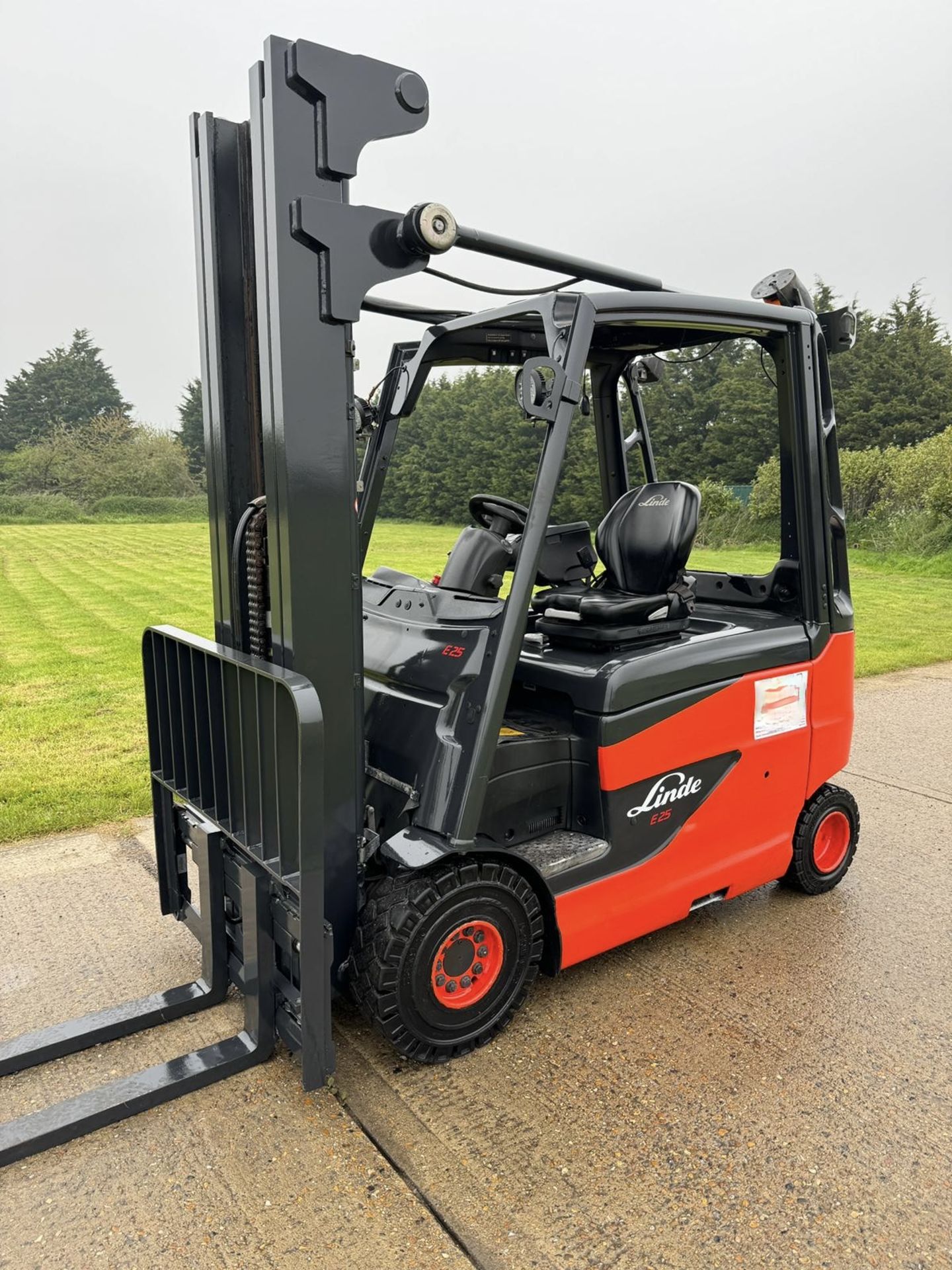 LINDE, 2.5 Tonne Electric Forklift Truck - 5.5 Triple 2.5 Tonne at 600 Load Center