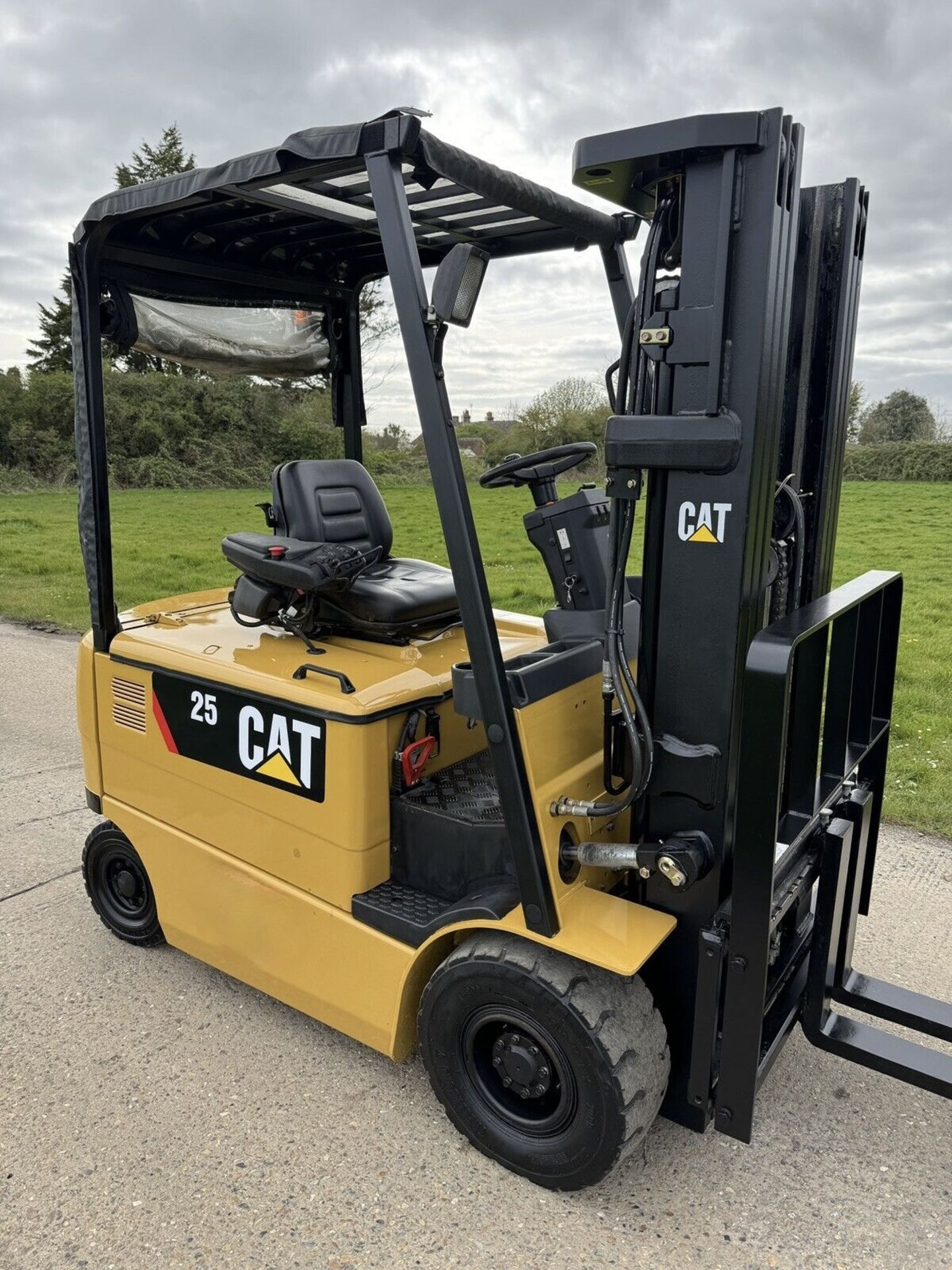 CATERPILLAR - 2.5 Tonne Electric Forklift Truck (Container Spec)