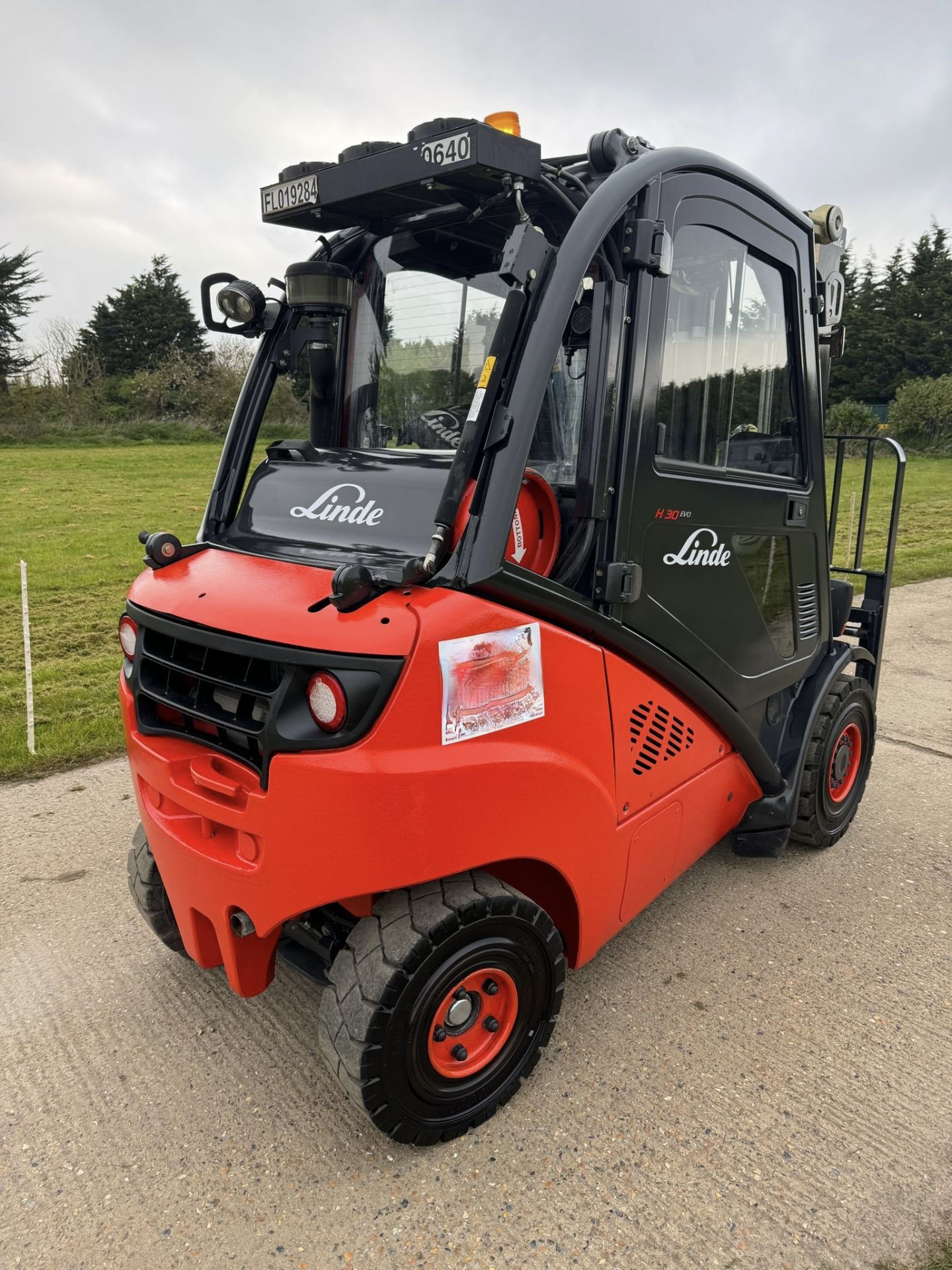 LINDE, H25 Gas Forklift (container spec - 2.5 at 600 load center) - Image 4 of 7