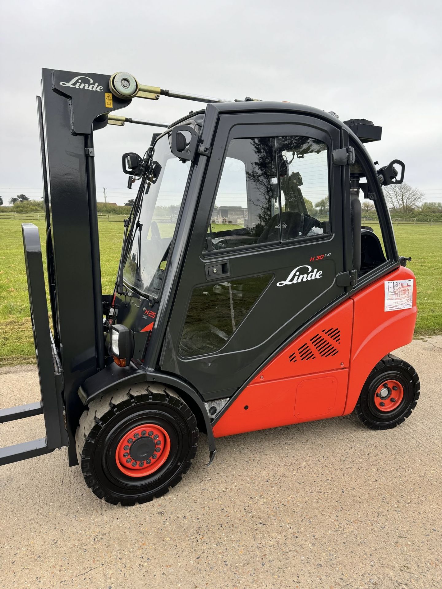 LINDE, H25 Gas Forklift (container spec - 2.5 at 600 load center) - Image 3 of 7