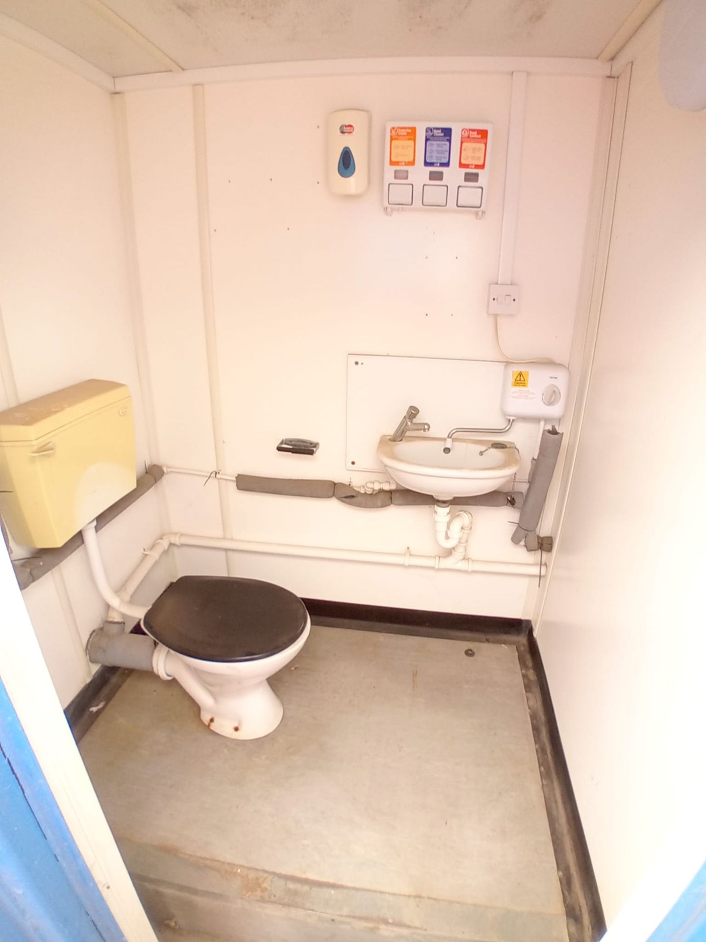 ref 115 - Welfare Cabin - Image 7 of 9