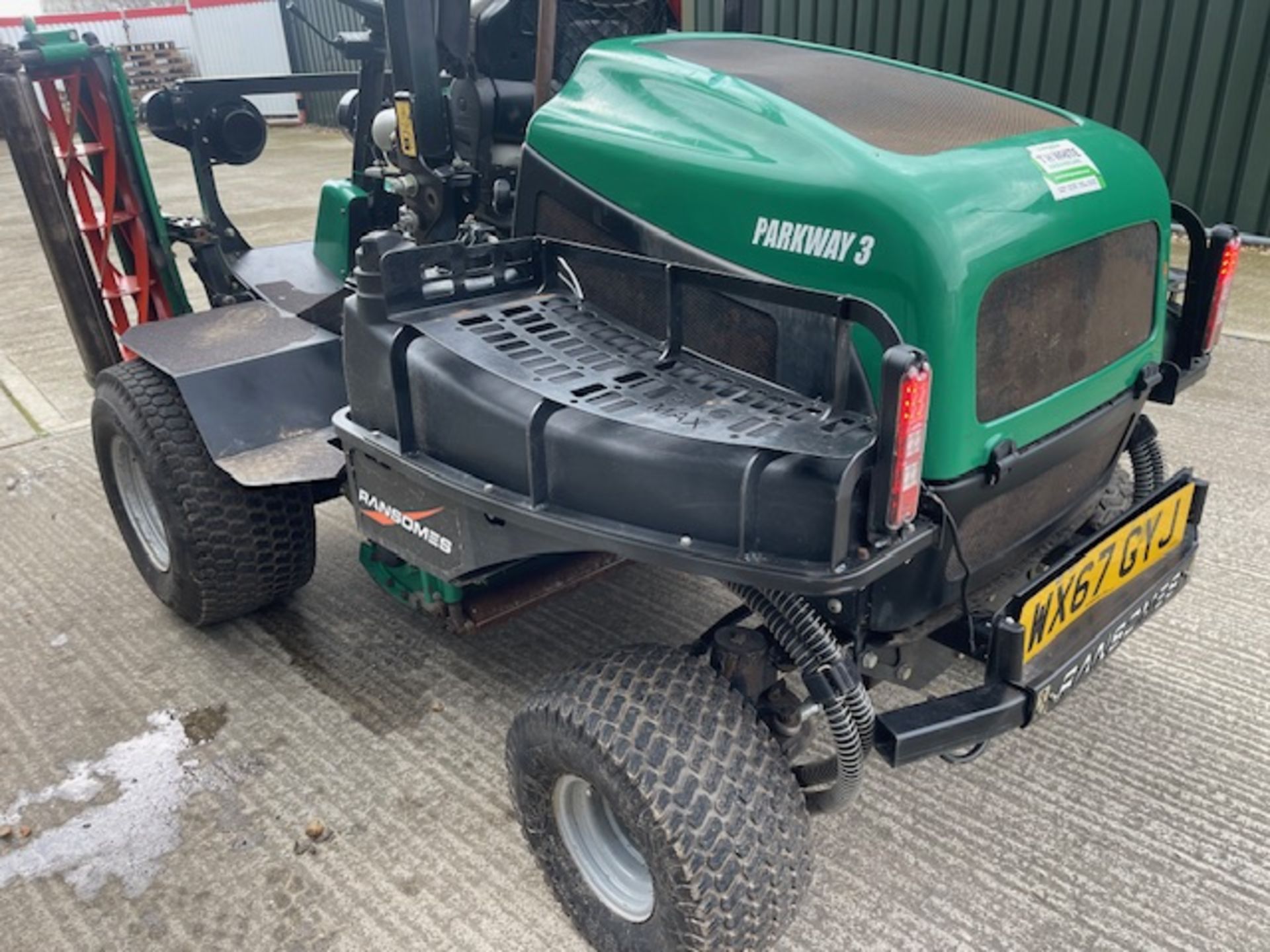 2017/2018 - RANSOMES PARKWAY 3 RIDE ON MOWER (2400 hours) - Image 7 of 13