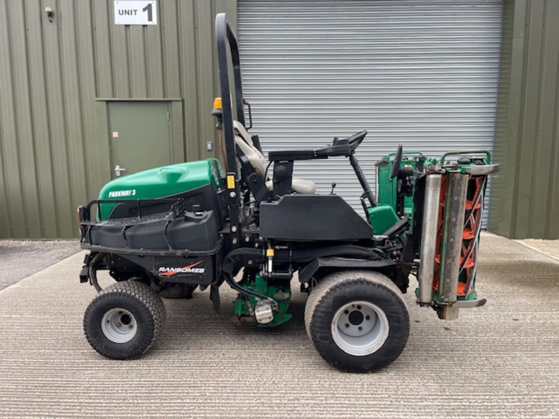 2017/2018 - RANSOMES PARKWAY 3 RIDE ON MOWER SERVICED - Image 2 of 12