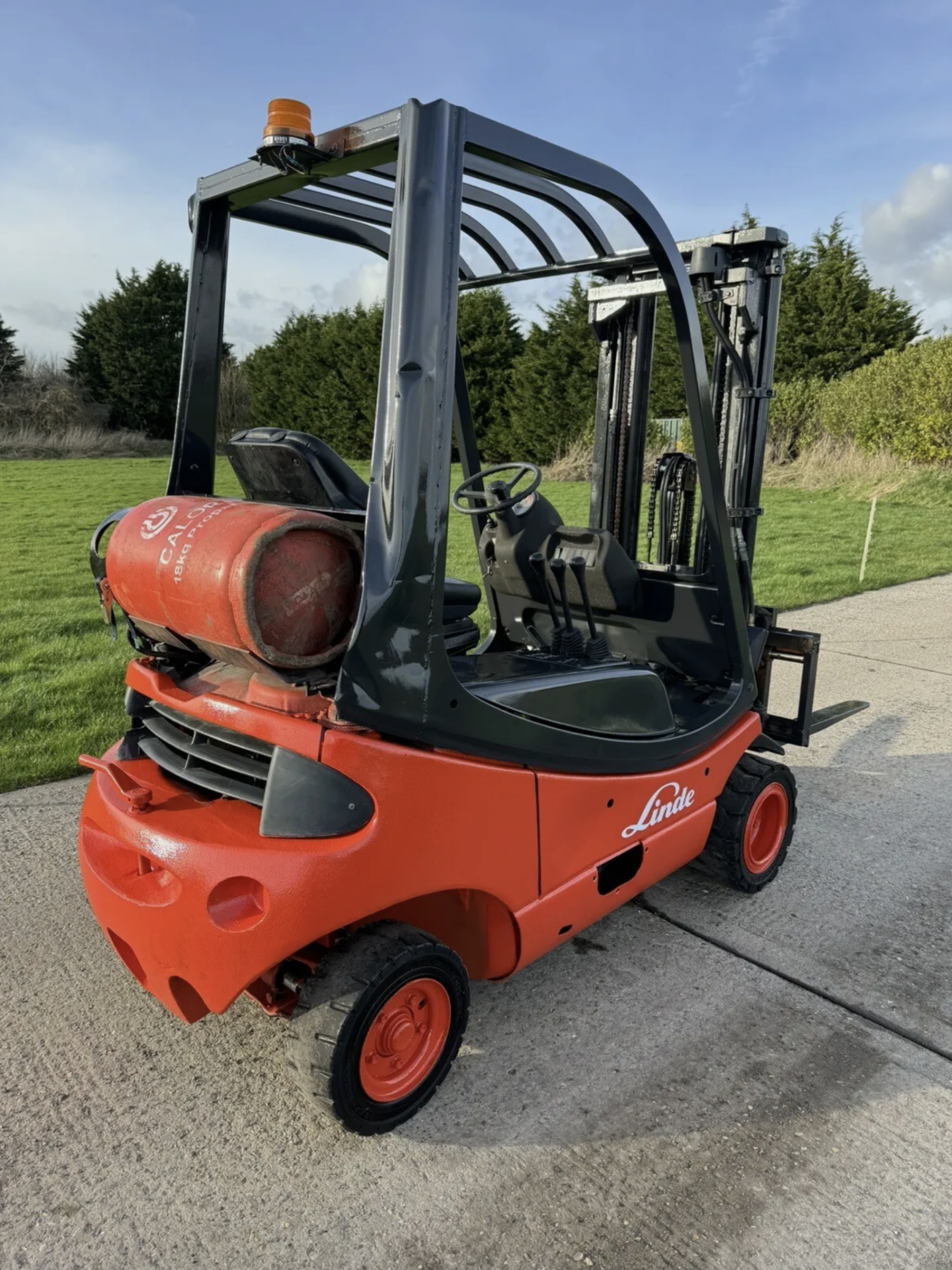 LINDE - H18 Gas Forklift (container spec - 8064 hours) - Image 2 of 5