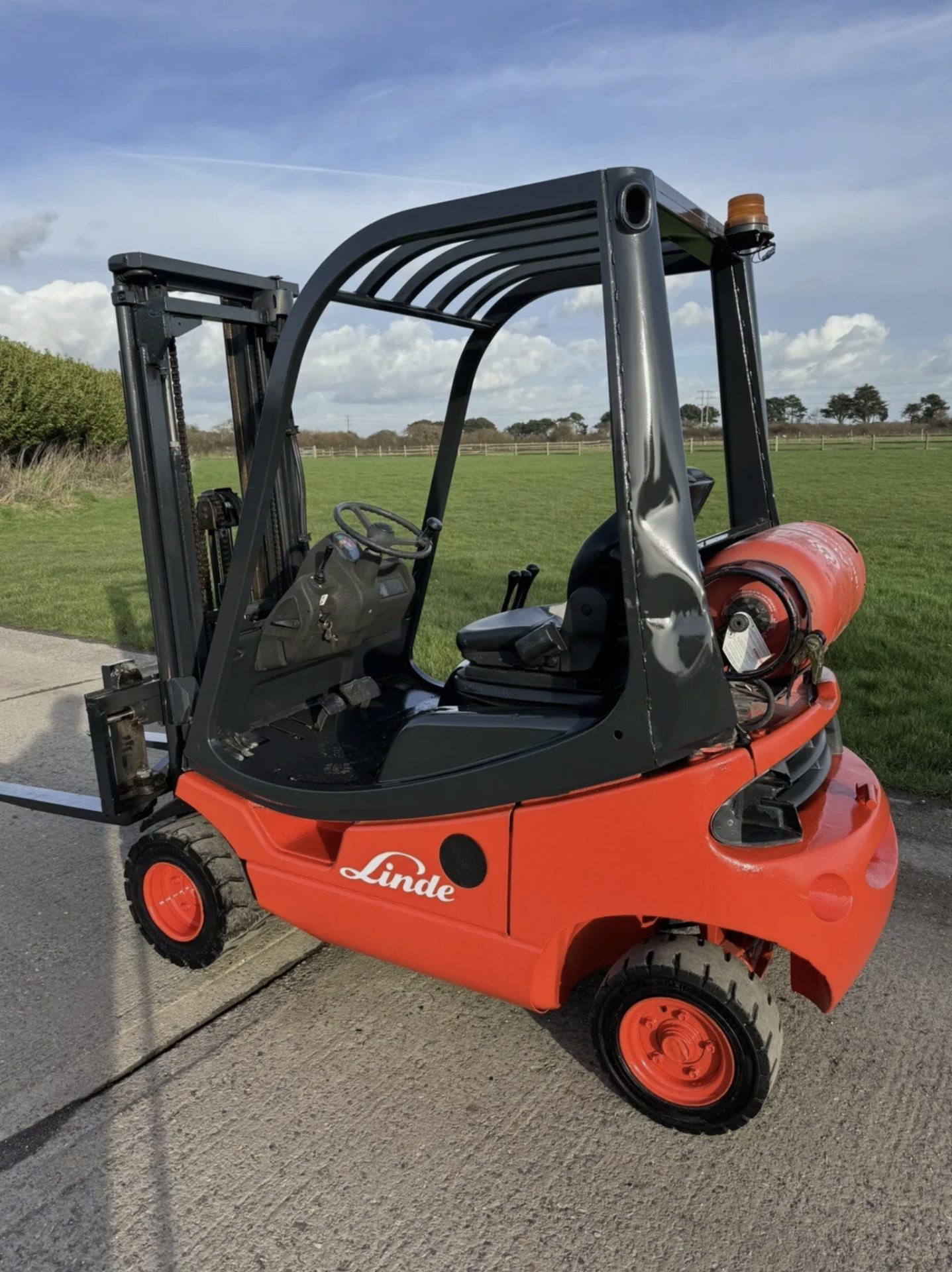 LINDE - H18 Gas Forklift (container spec - 8064 hours) - Image 5 of 5